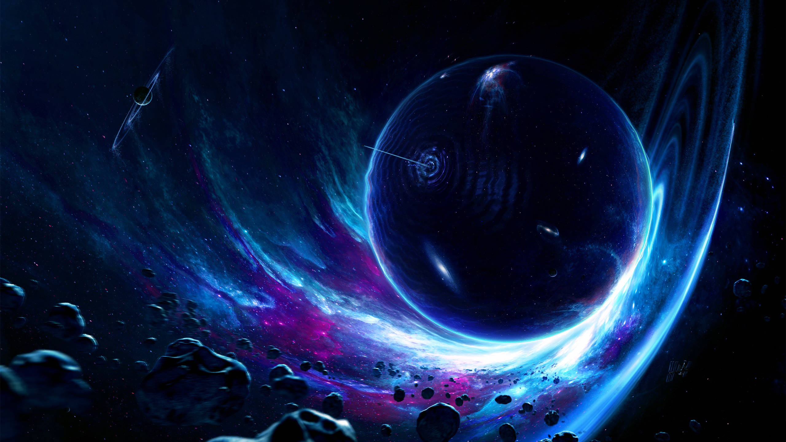 太空 桌布 壁紙 — 一個宇宙漩渦圍繞著一顆發光的藍色行星旋轉，伴隨著旋轉的星雲和漂浮的小行星，在深空中。