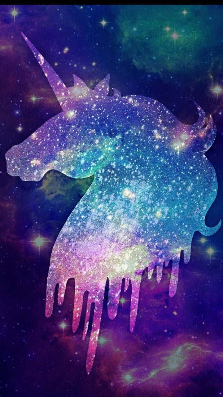 獨角獸 桌布 壁紙 — 一個宇宙獨角獸剪影，滴落著閃爍的銀河色彩，背景是繁星點點的星雲。
