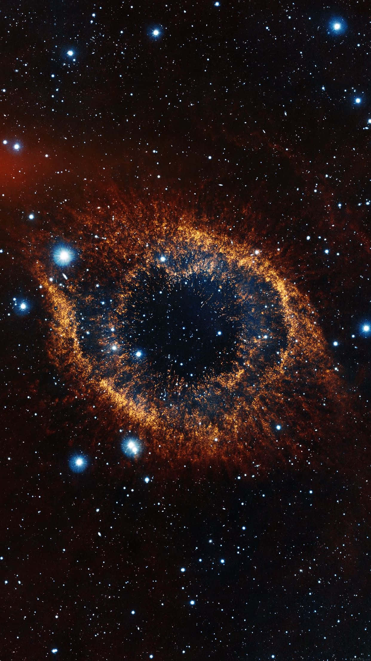 Stars 桌布 壁紙 — 一個宇宙眼形星雲在星空中發出火橙色和深藍色的光芒。