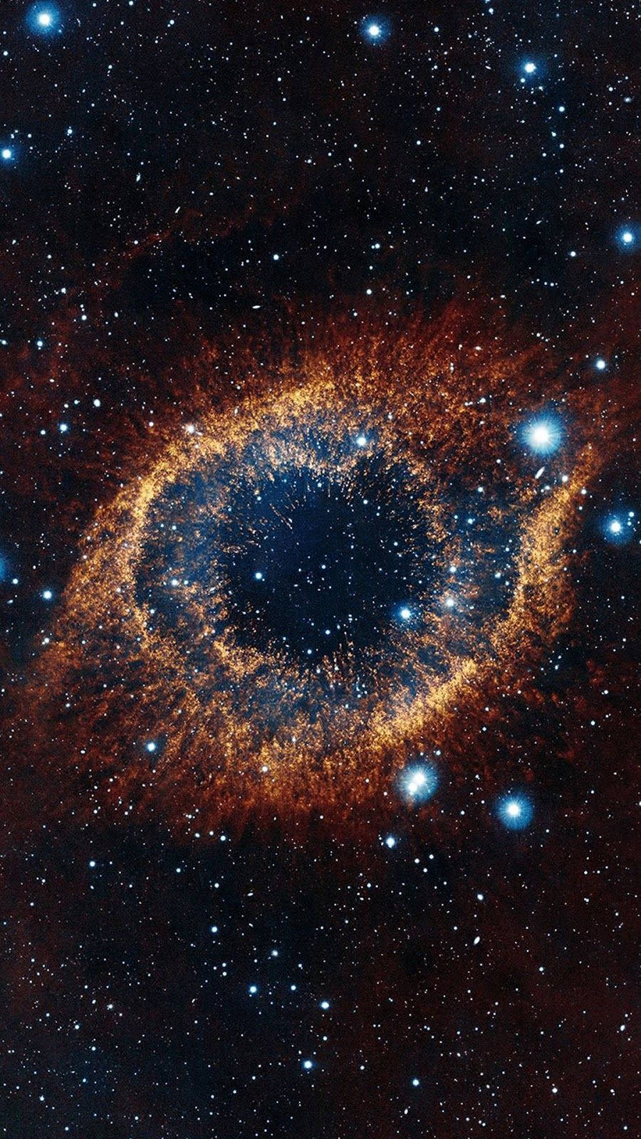 在太空中被星星包圍的發光眼形星雲。 — 星雲 GIF 壁紙