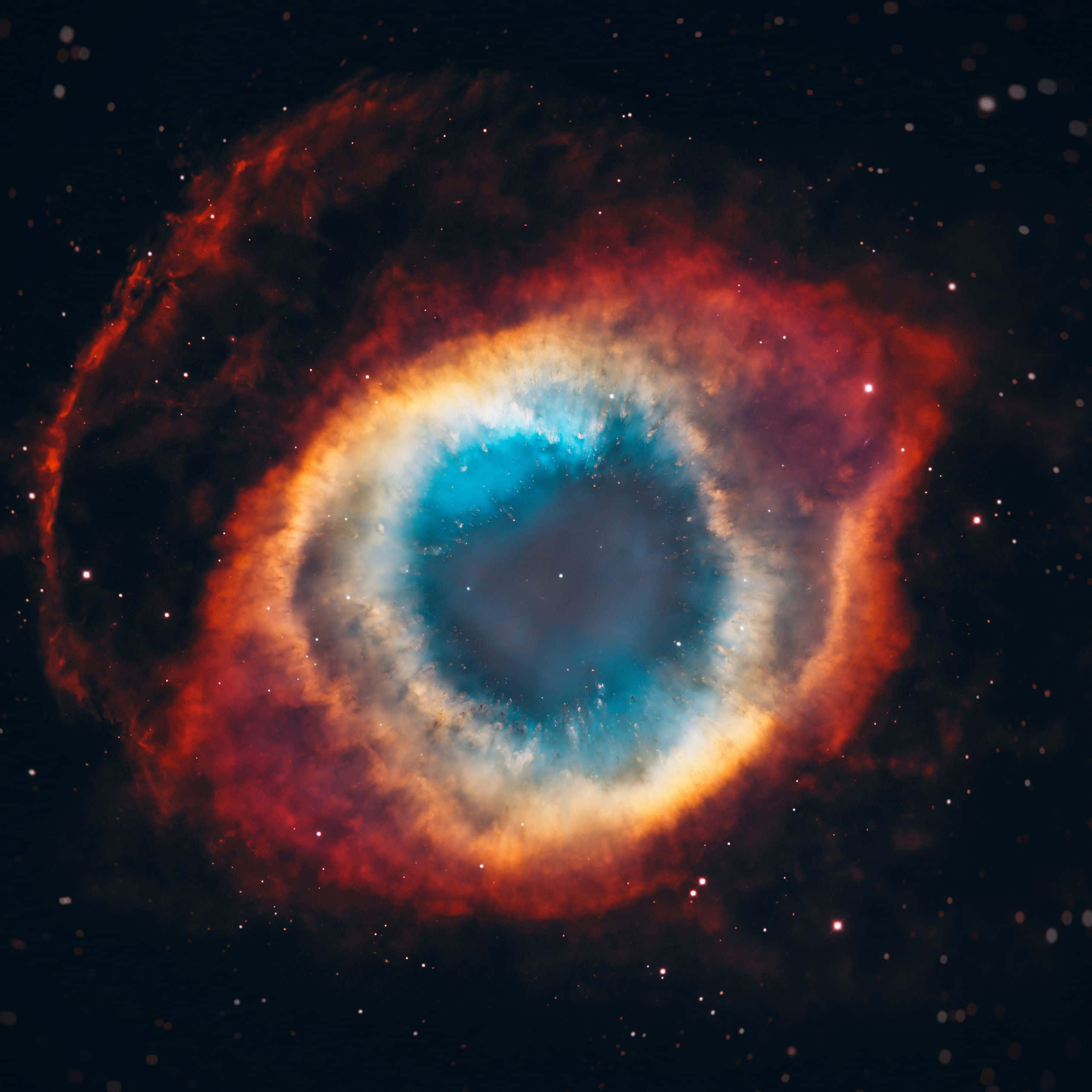 Stars 桌布 壁紙 — 一個宇宙眼狀星雲，在星空中散發著火紅橙和冷藍色的光環。