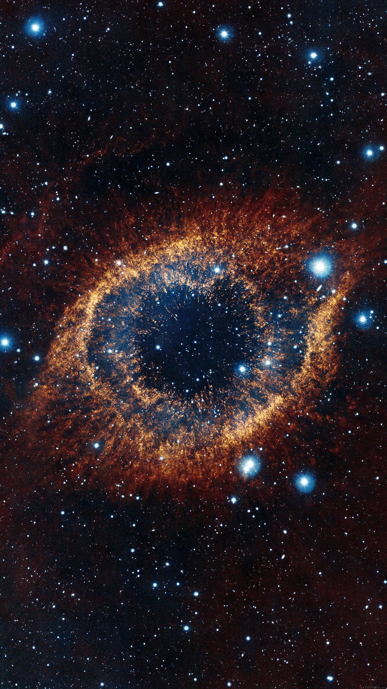 智慧型手機 桌布 壁紙 — 一個宇宙眼睛狀星雲在星空背景下發出火橙色和深藍色的光芒。