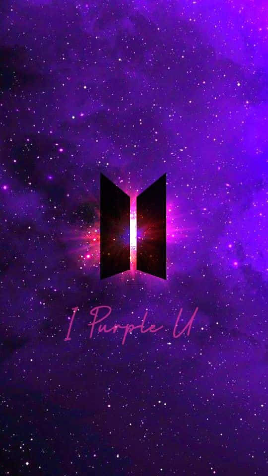 Bts Icon 桌布 壁紙 — 一個宇宙紫色星系背景，帶有發光的BTS標誌和粉紅色草書文字I Purple U。