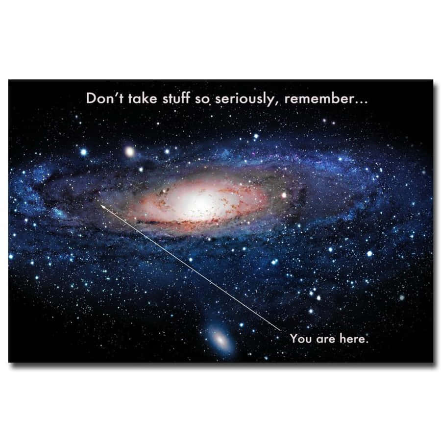 桌布 壁紙 — 一個宇宙螺旋星系，在星空中散發藍色和紅色光芒，並附有文字提醒觀眾他們在這裡。
