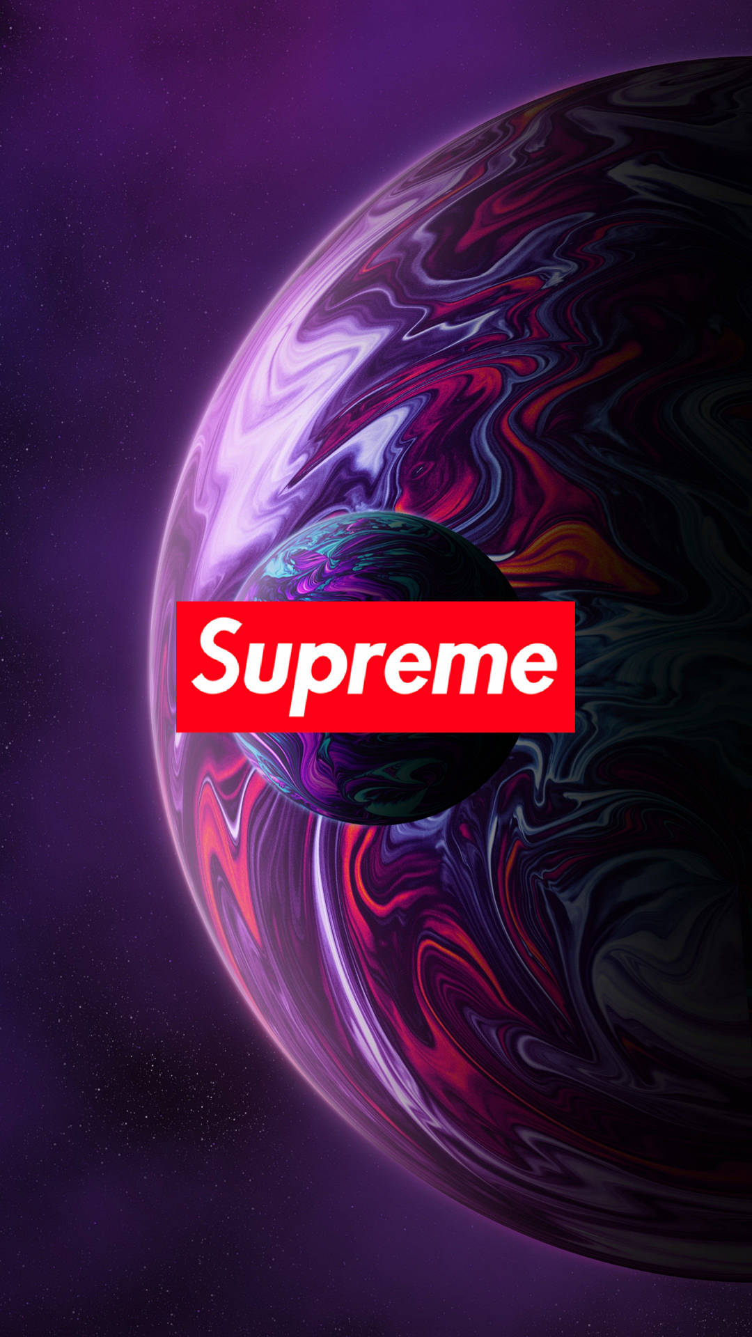 supreme 桌布 壁紙 — 一個宇宙行星，帶有旋轉的紫色、紅色和黑色圖案，在星空紫色虛空中呈現紅色Supreme標誌。