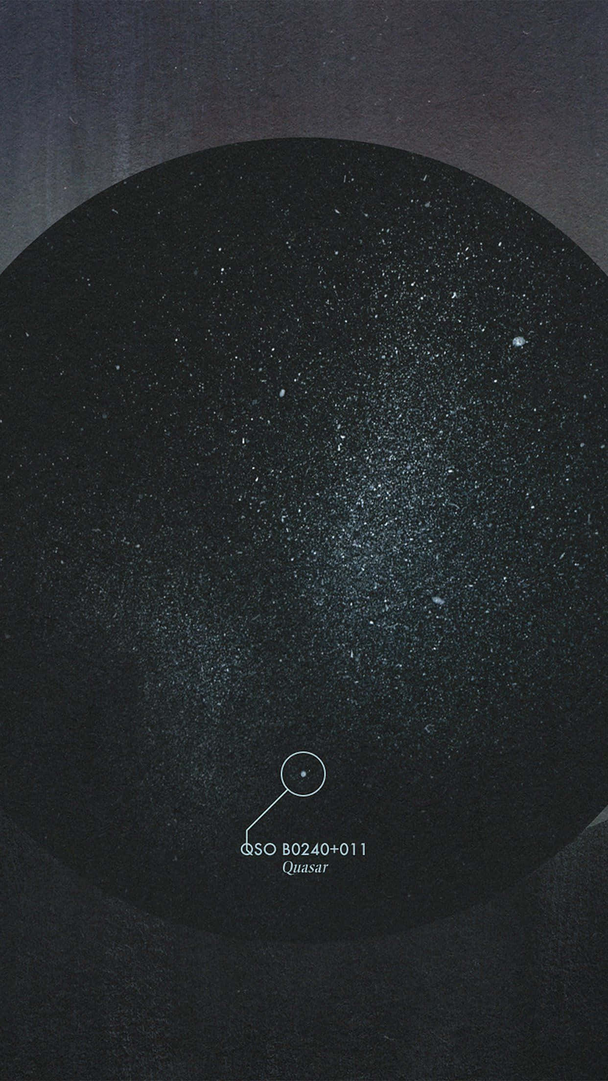 極簡 iPhone 桌布 壁紙 — 一個宇宙視角，顯示一個標記為 QSO 80240+011 的類星體在圓形星場中微弱發光，背景為深色紋理。