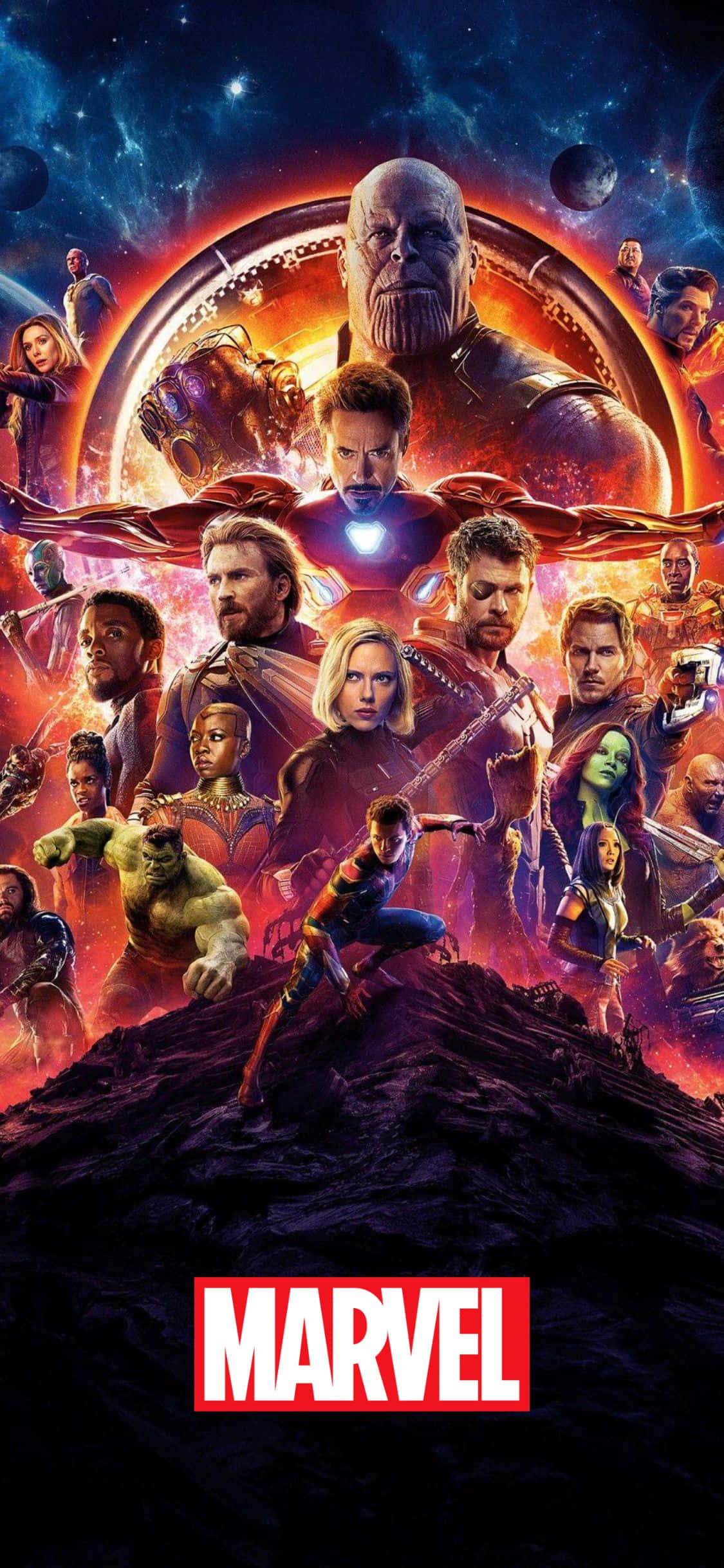 iPhone Xs Marvel 桌布 壁紙 — 一個宇宙超級英雄團隊在黑暗星球上傲然站立，背景是充滿活力的星雲，薩諾斯在上方籠罩。
