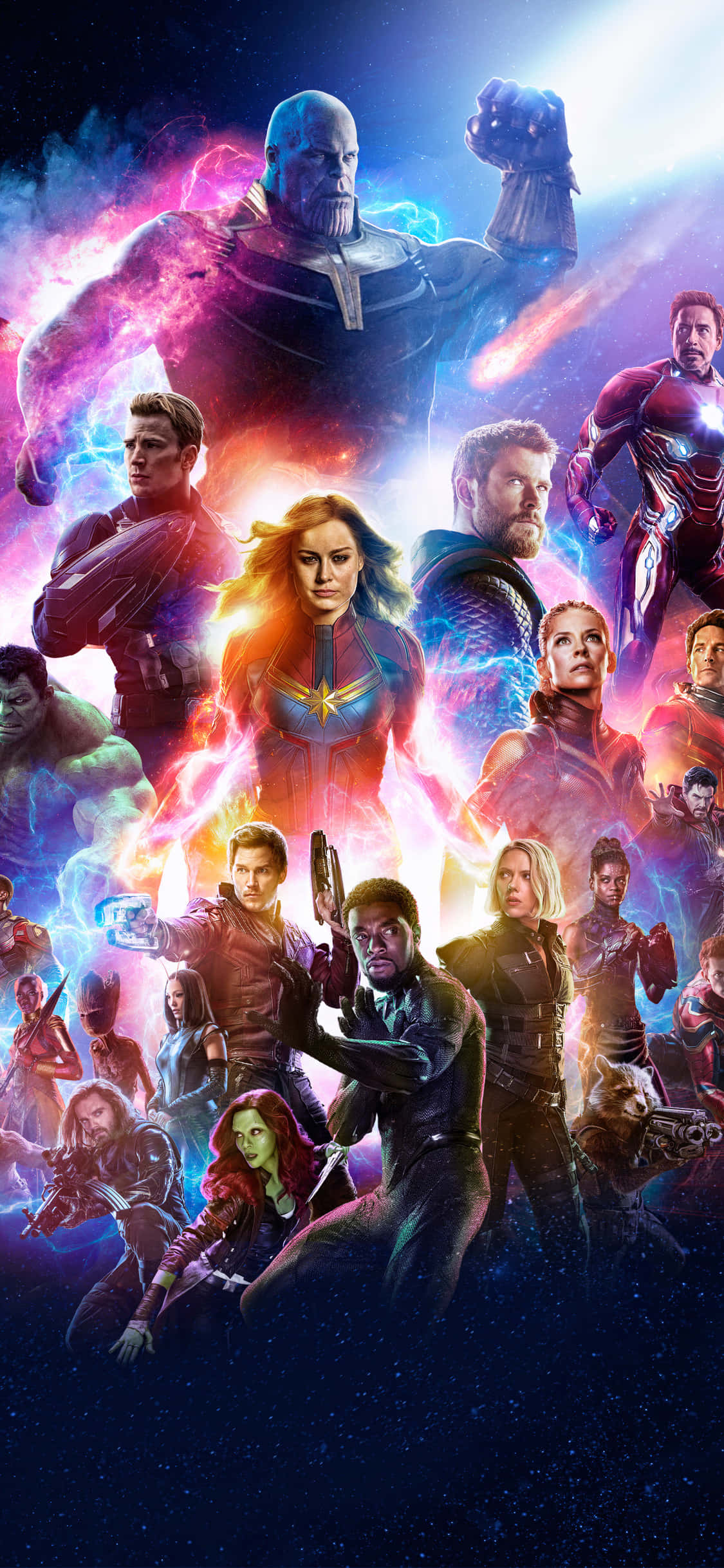 Avengers Endgame iPhone 桌布 壁紙 — 一個宇宙超級英雄組合，以薩諾斯和復仇者聯盟在動態姿勢中，背景是充滿活力的星雲。