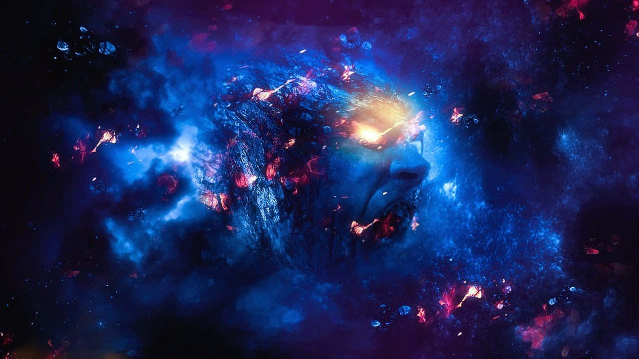桌布 壁紙 — 一個宇宙面孔從旋轉的藍色和紅色星雲中浮現，帶有發光的眼睛和火熱的點綴，背景是星空虛空。