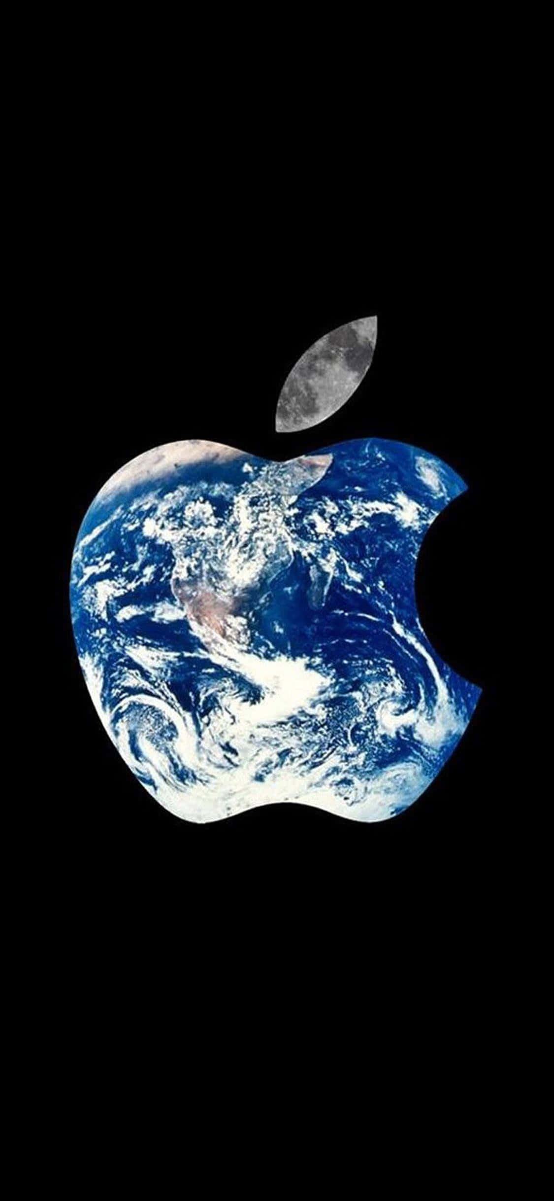 地球 桌布 壁紙 — 一個宇宙風格的Apple標誌，由地球旋轉的藍色海洋和白色雲朵形成其剪影，背景是黑色虛空，上方有一彎新月。