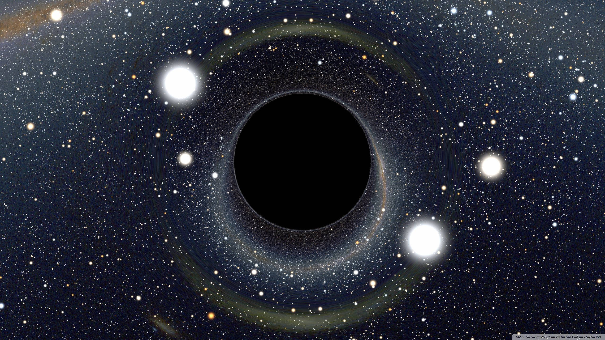 黑洞 桌布 壁紙 — 一個宇宙黑洞，帶有發光的吸積盤，周圍是深空中的遙遠恆星。