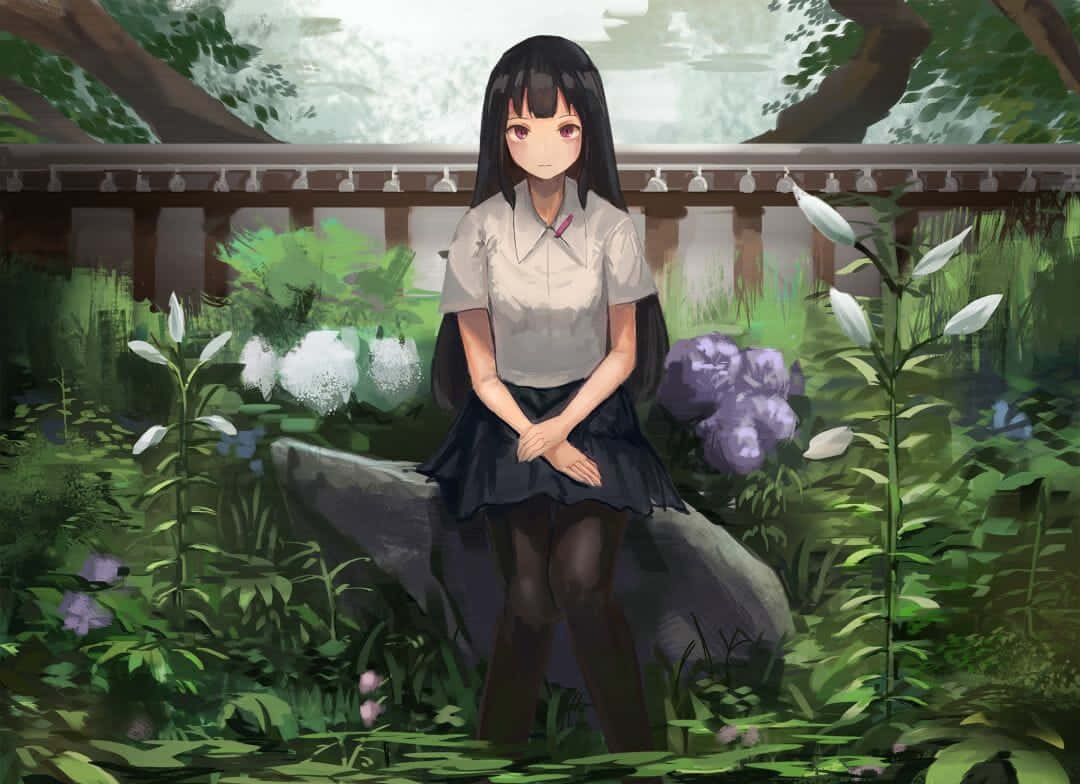 Anime Garden 桌布 壁紙 — 一個安靜的動漫女孩穿著校服坐在石頭上，周圍是茂密的綠植和白色紫色的花朵，在柔和的光線下。