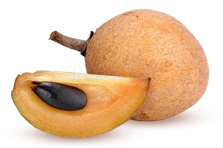 Fruits 桌布 壁紙 — 一個完整和切半的成熟人心果，帶有一顆大黑籽，放在潔白背景上。