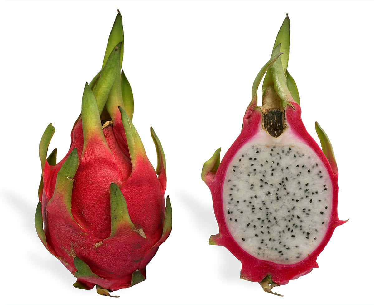 Red Fruit 桌布 壁紙 — 一個完整和切半的火龍果，帶有鮮豔的粉紅色外皮、綠色鱗片和白色果肉，上面佈滿黑色種子，放在潔白的背景上。