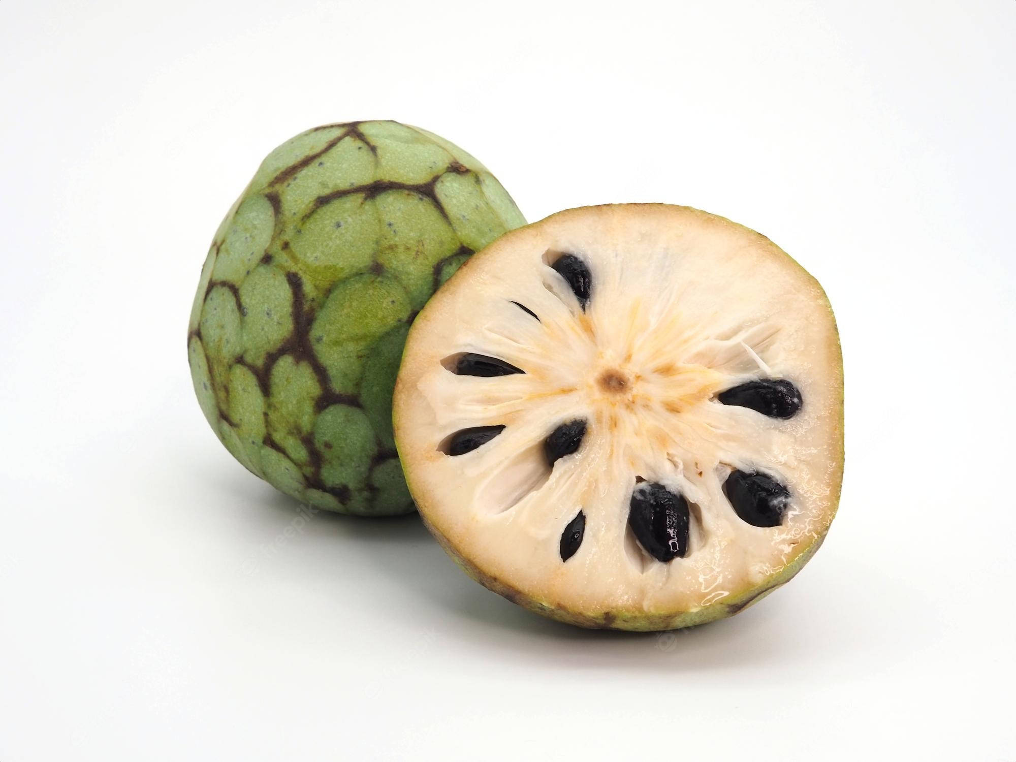 Fruit 桌布 壁紙 — 一個完整和切半的牛心果，在純白背景下露出其奶油狀果肉和黑色種子。