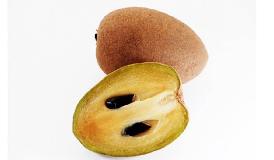 Fruits 桌布 壁紙 — 一個完整和半切的奇異果，帶有絨毛棕色外皮和充滿活力的綠色果肉，黑色種子，背景為乾淨的白色。