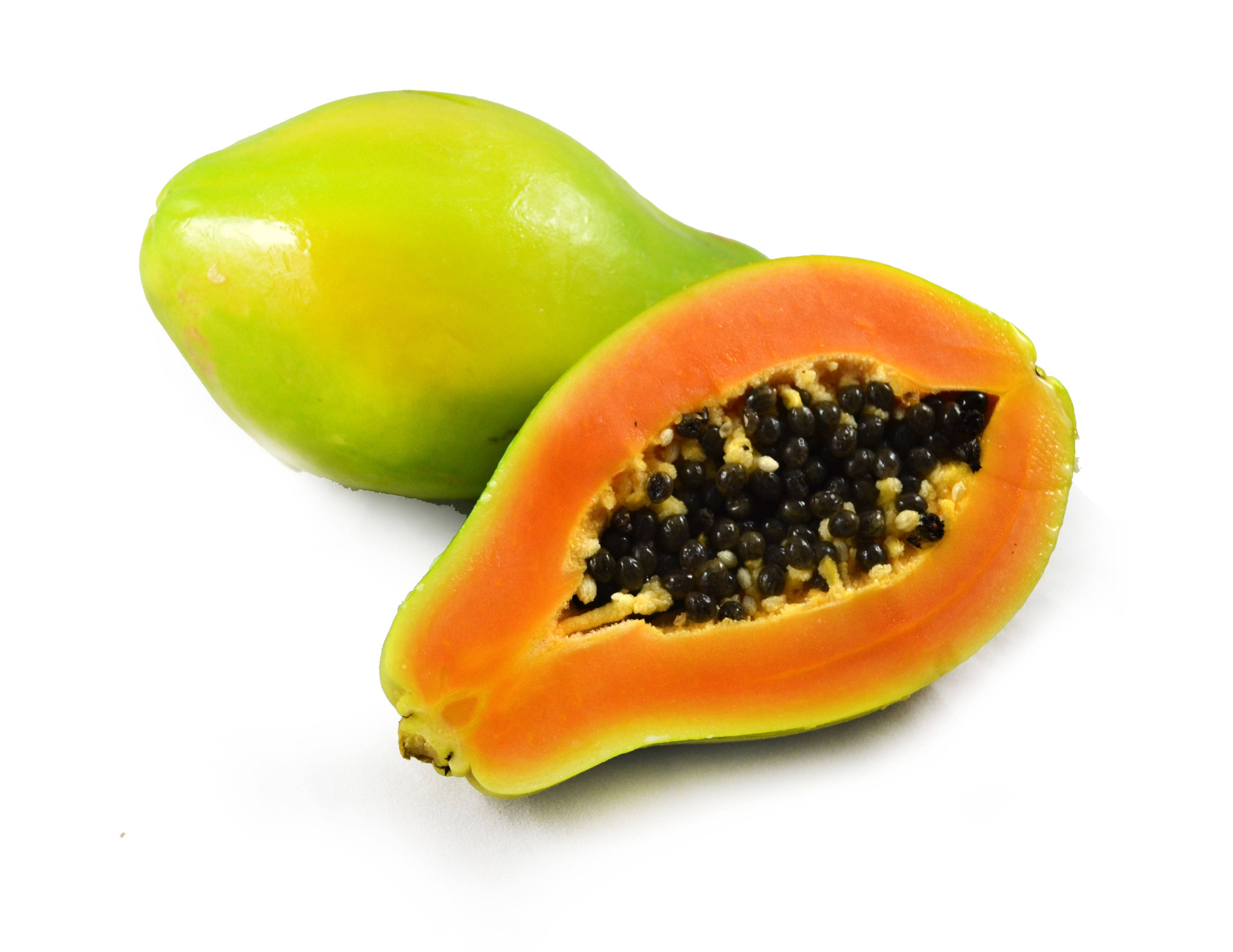 Fruit 桌布 壁紙 — 一個完整和半切的木瓜，帶有鮮豔的橙色果肉和黑色種子，背景為純白色。