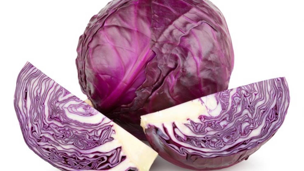 Vegetables 桌布 壁紙 — 一個完整的紅椰菜，搭配兩塊切片楔形塊，在純白背景上展現出複雜的紫色和白色層次圖案。