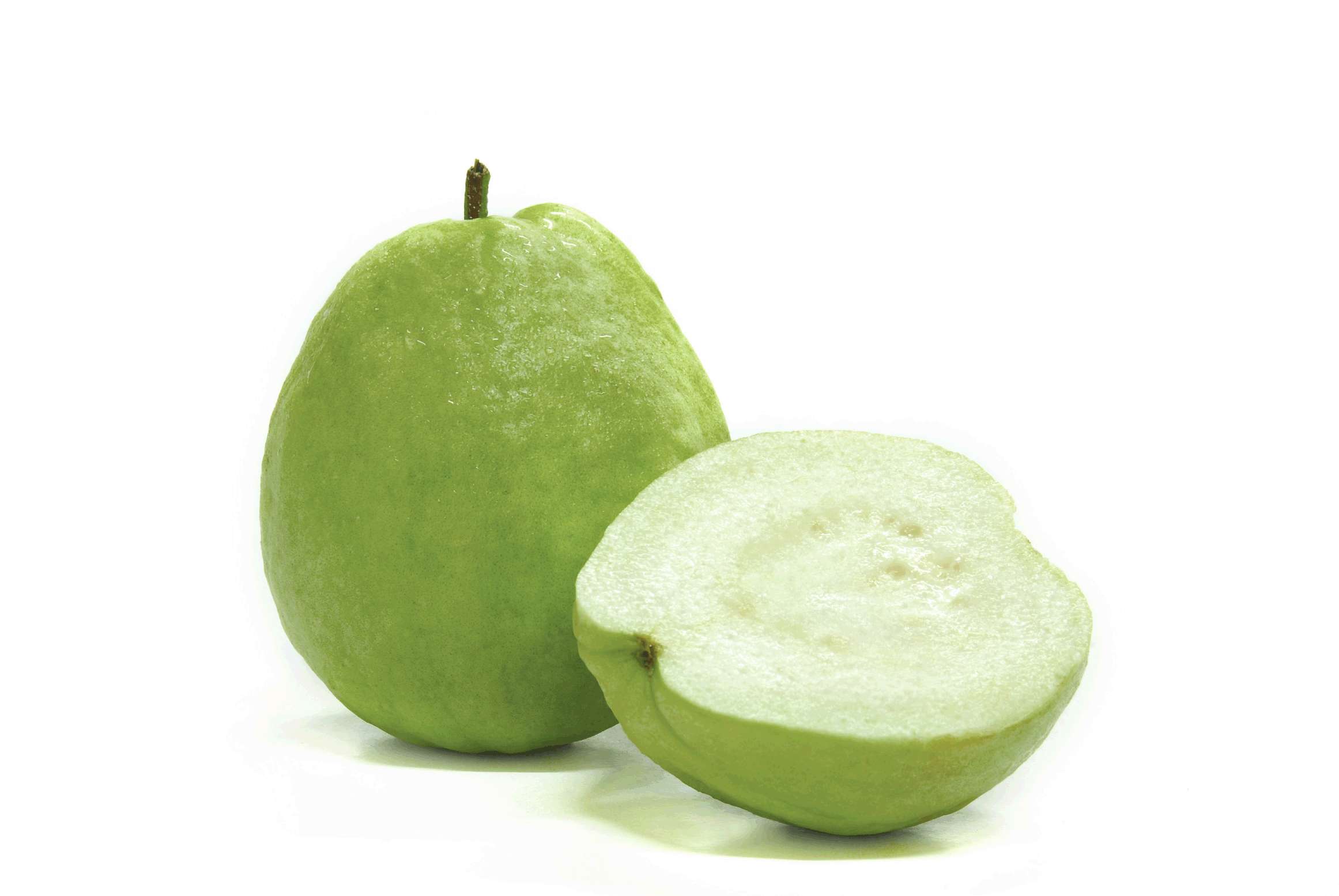 Fruit 桌布 壁紙 — 一個完整的綠色芭樂和一個切半的芭樂，在純白背景下露出淡色果肉。