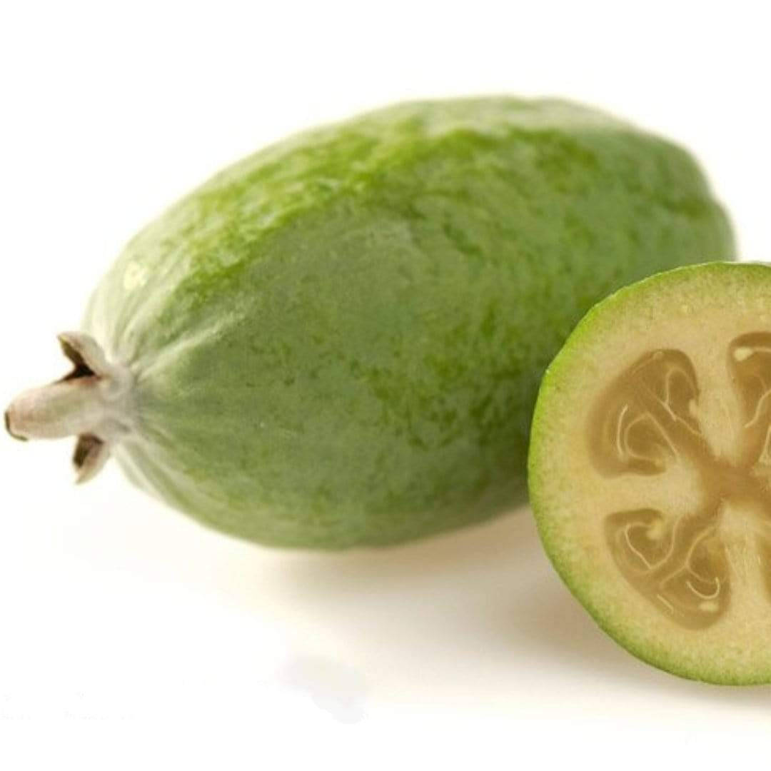 Fruit 桌布 壁紙 — 一個完整的綠色菲油果及其切半的果實，在純白背景下顯露出複雜的種子室。
