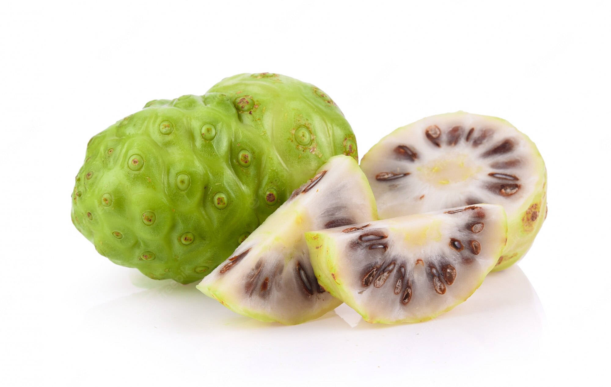 Fruits 桌布 壁紙 — 一個完整的綠色諾麗果和切片，露出白色果肉和深色種子，背景為純白色。