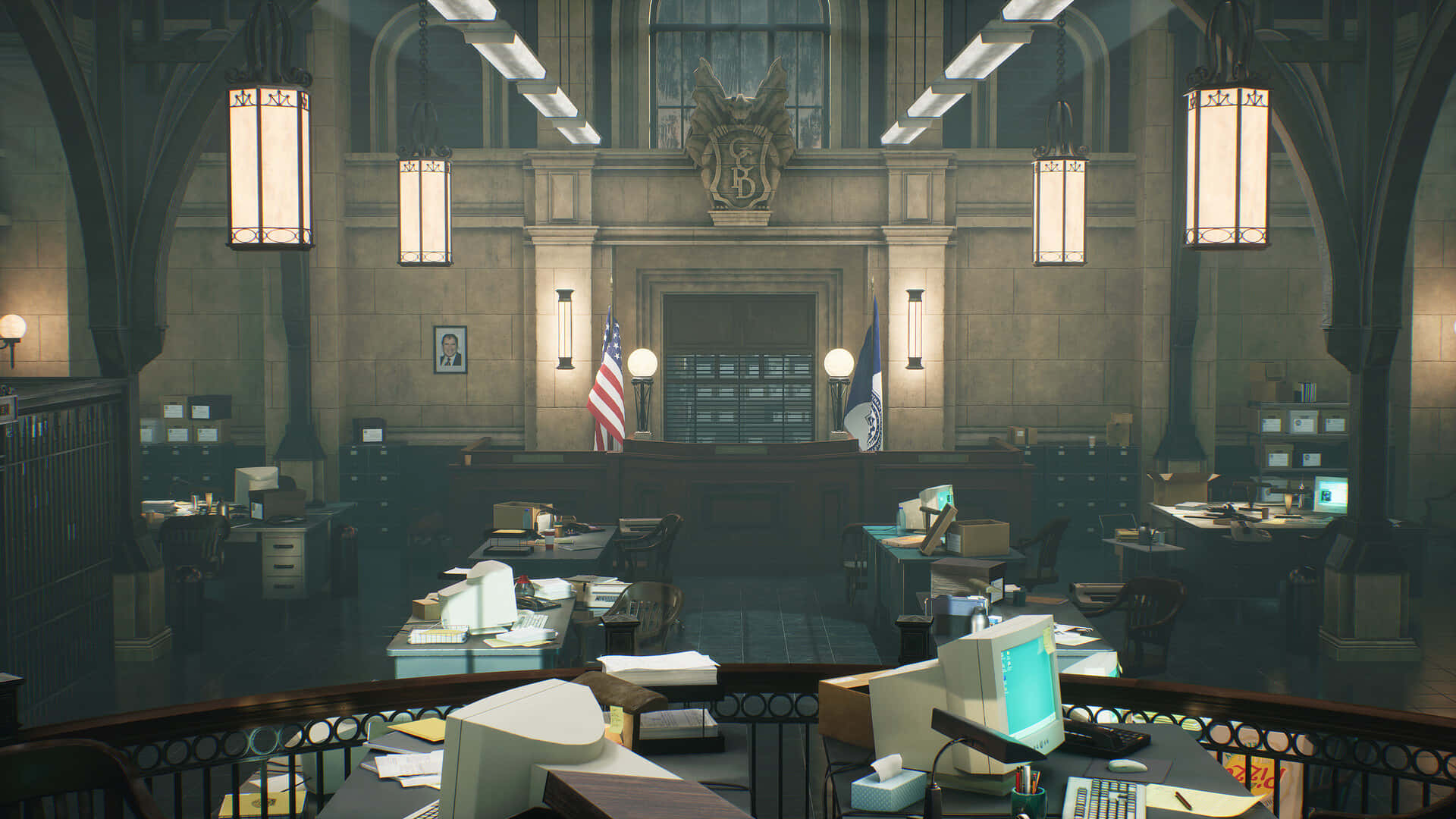 Gotham City Police Department 桌布 壁紙 — 一個宏偉、燈光昏暗的法庭，設有石拱門、懸掛燈籠，以及堆滿復古電腦和文件的書桌。