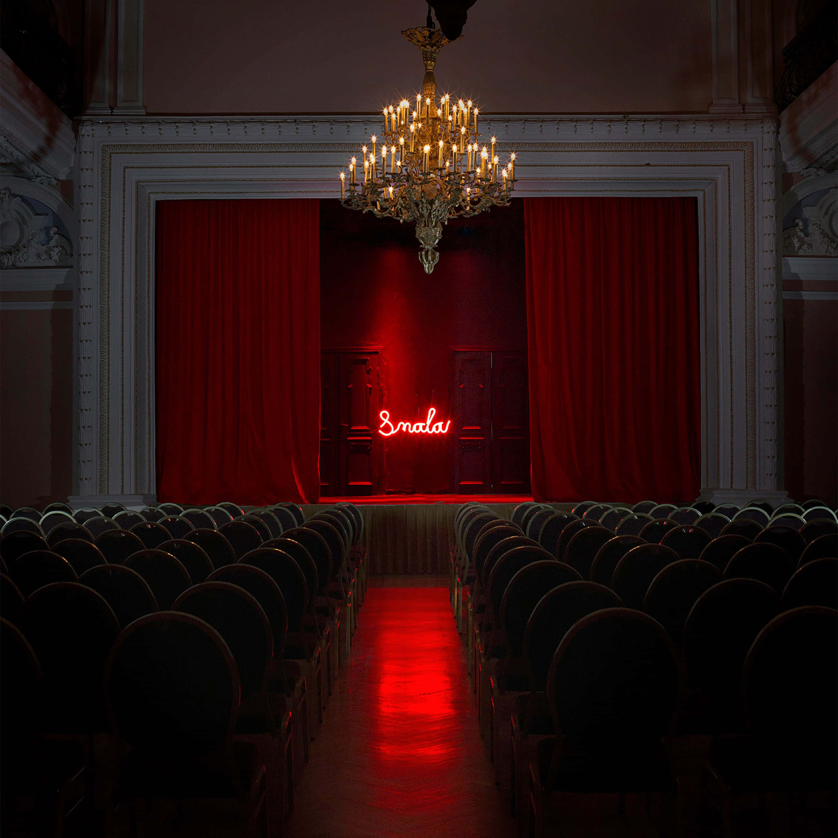 Theater 桌布 壁紙 — 一個宏偉的劇院，配有紅色天鵝絨窗簾和發光的水晶吊燈，照亮舞台上寫有「Smala」的霓虹燈標誌。