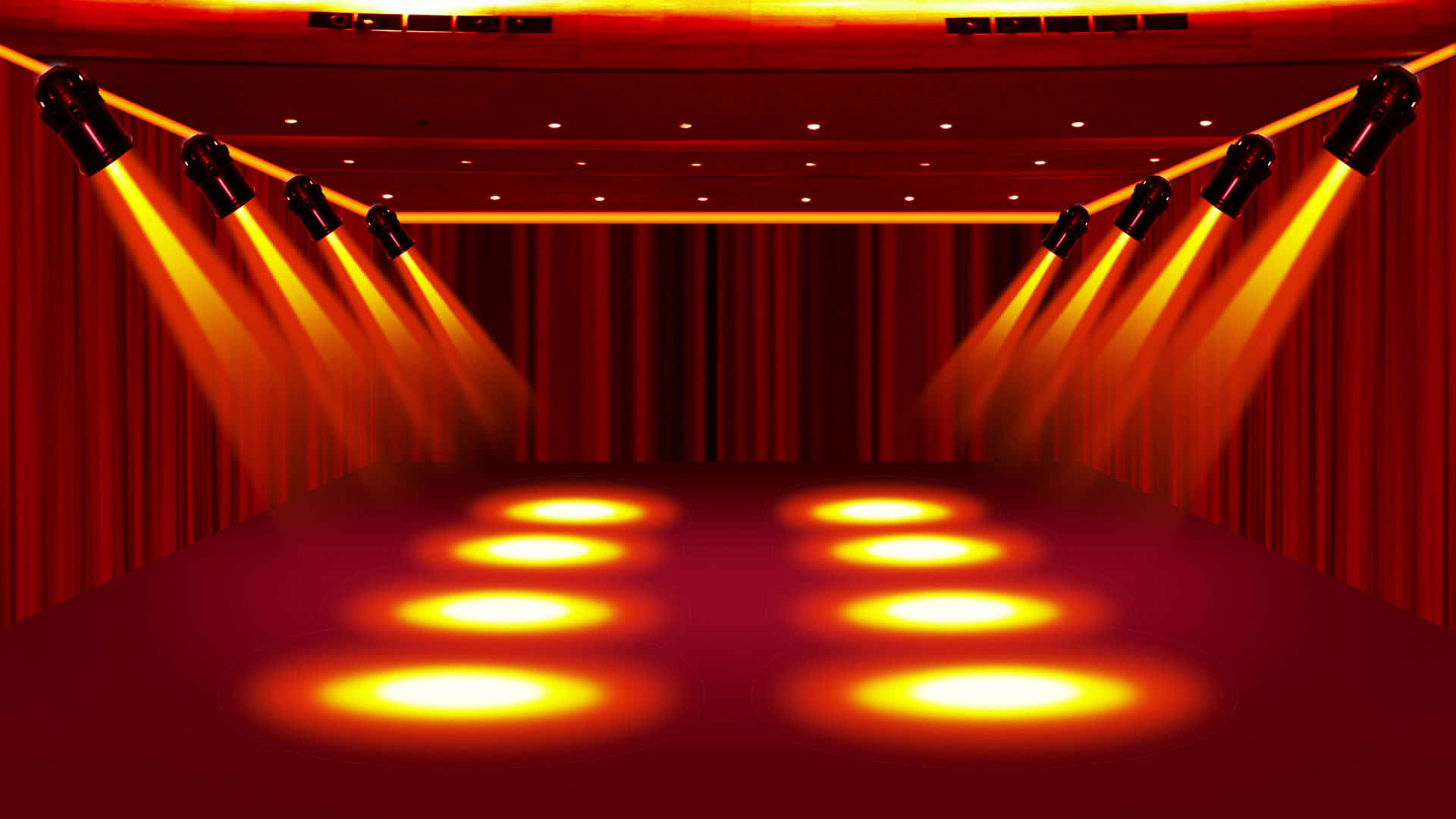 Concert Stage 桌布 壁紙 — 一個宏偉的劇院舞台，沐浴在溫暖的金色聚光燈下，襯著深紅色天鵝絨窗簾。