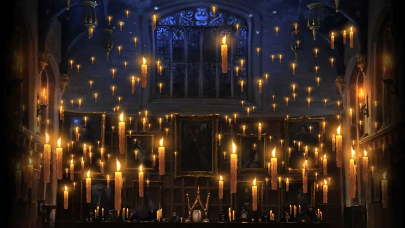 Great Hall Harry Potter Desktop 桌布 壁紙 — 一個宏偉的哥德式大廳，充滿漂浮的蠟燭，在黑暗的石牆和彩色玻璃窗上投射出溫暖的光芒。