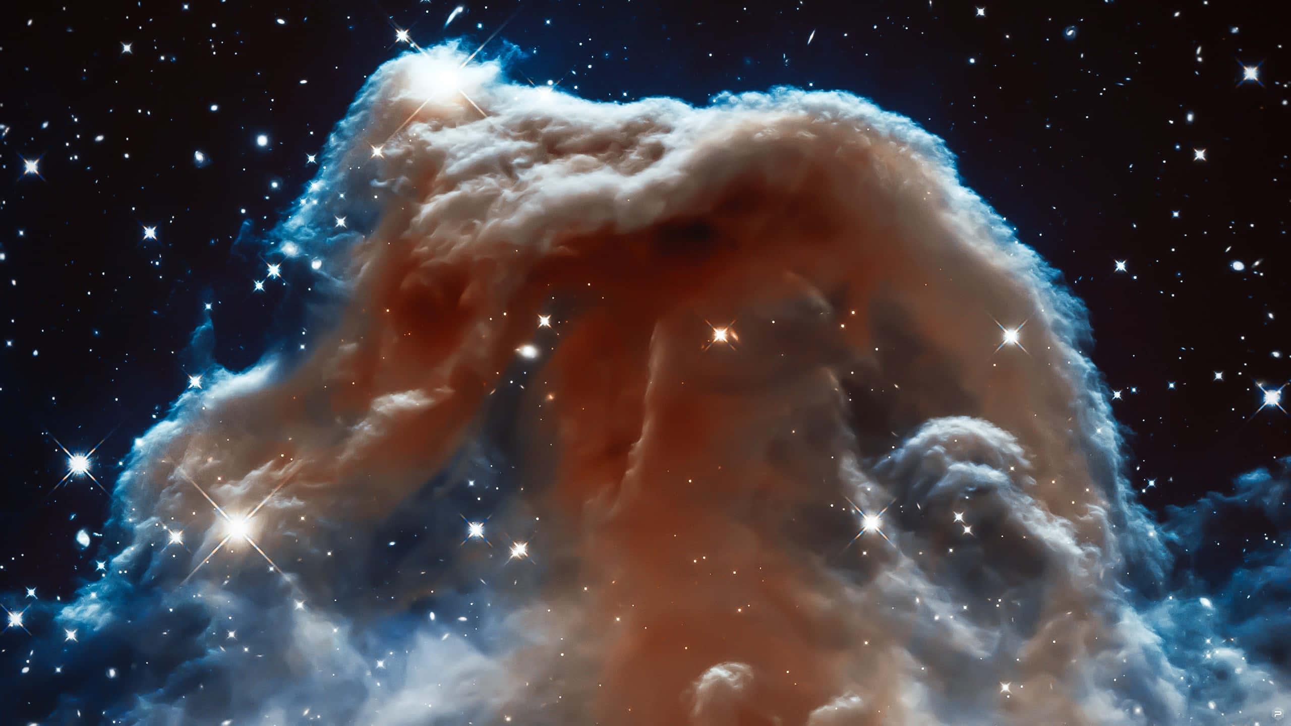 Deep Space 桌布 壁紙 — 一個宏偉的宇宙星雲，在黑暗的星空背景下，明亮的星星照亮了旋轉的橙色和藍色雲層。