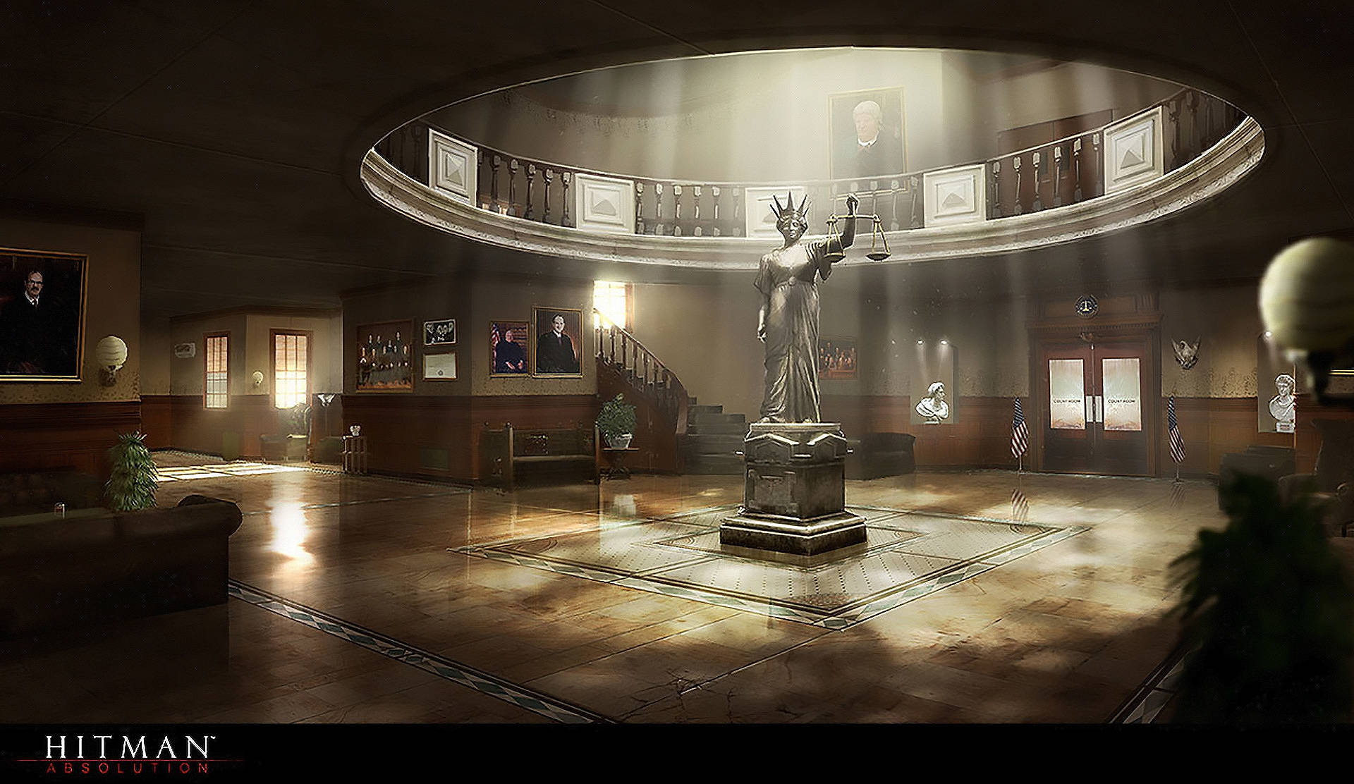hitman absolution HD 桌布 壁紙 — 一個宏偉的法院圓形大廳，從上方沐浴在戲劇性的金色光線中，中央矗立著一座手持天平的巨型正義女神雕像。