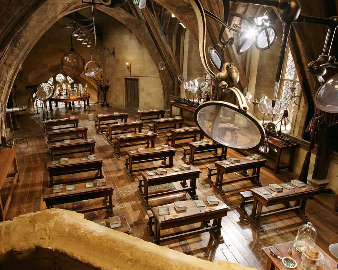 The Hogwarts Dark Arts Classroom 桌布 壁紙 — 一個宏偉的石牆教室，充滿木製書桌、書籍和漂浮的玻璃地球儀，在溫暖的燈光下。