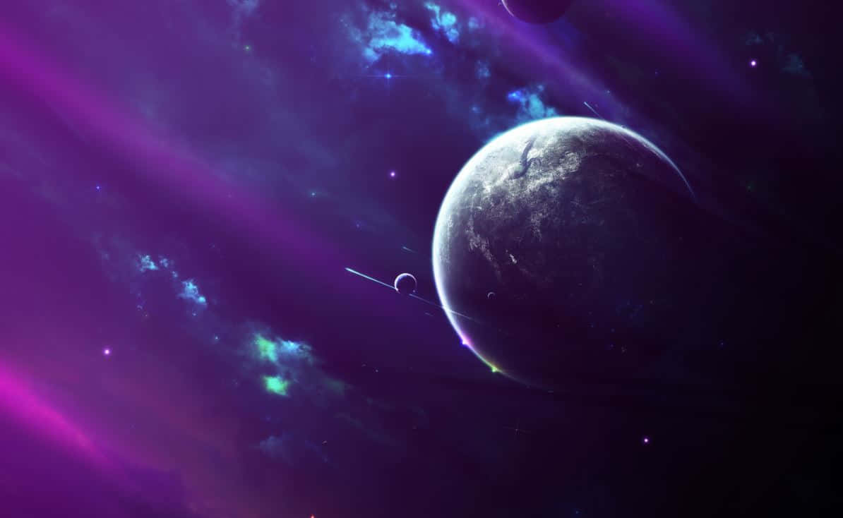 Purple Galaxy 桌布 壁紙 — 一個宏偉的紫色星雲圍繞著一顆帶有小衛星和遙遠恆星的大型行星旋轉，構成宇宙場景。
