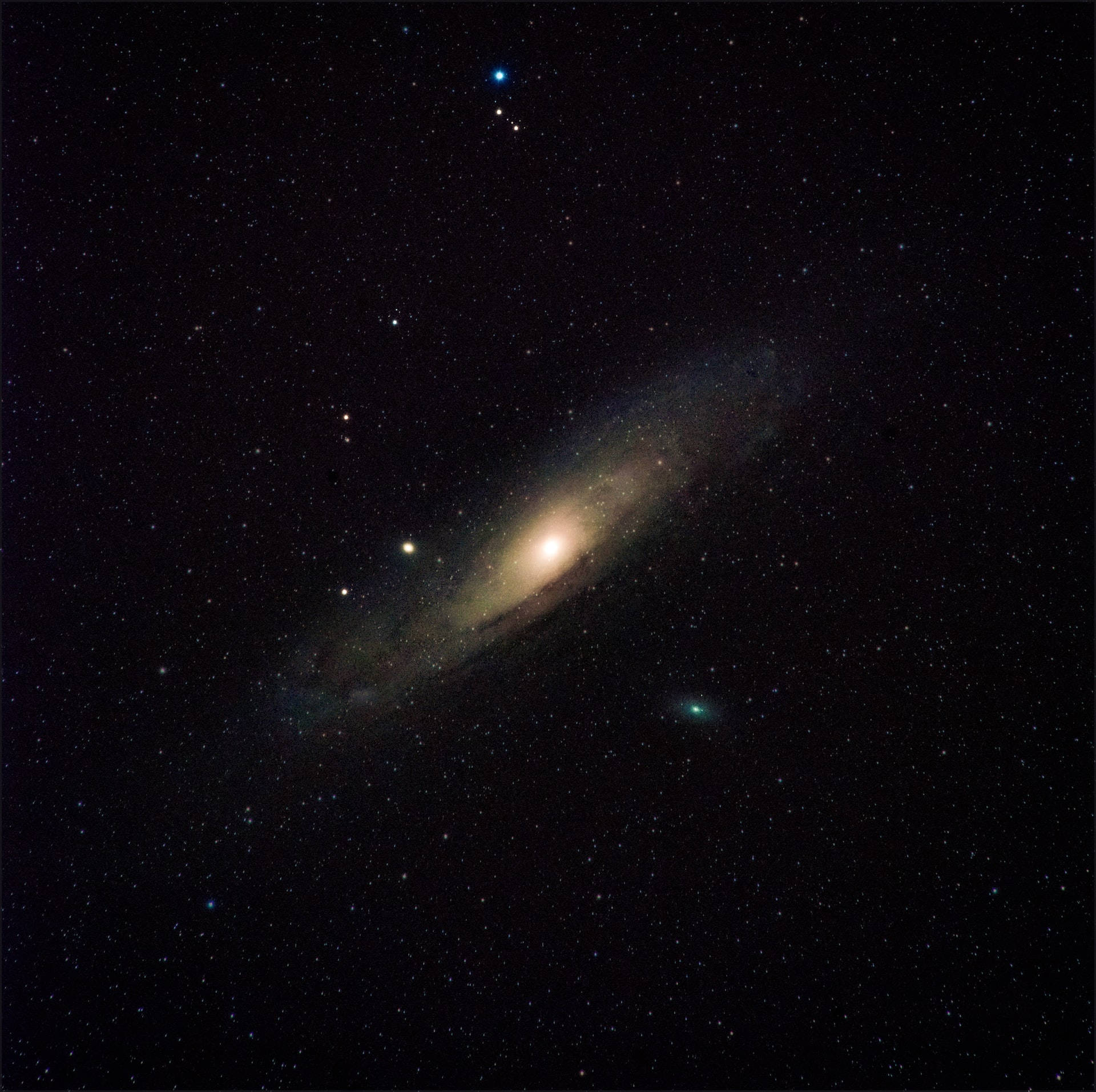 Stars 桌布 壁紙 — 一個宏偉的螺旋星系，在宇宙夜空中的星場襯托下，散發著金色核心和旋轉臂的光芒。