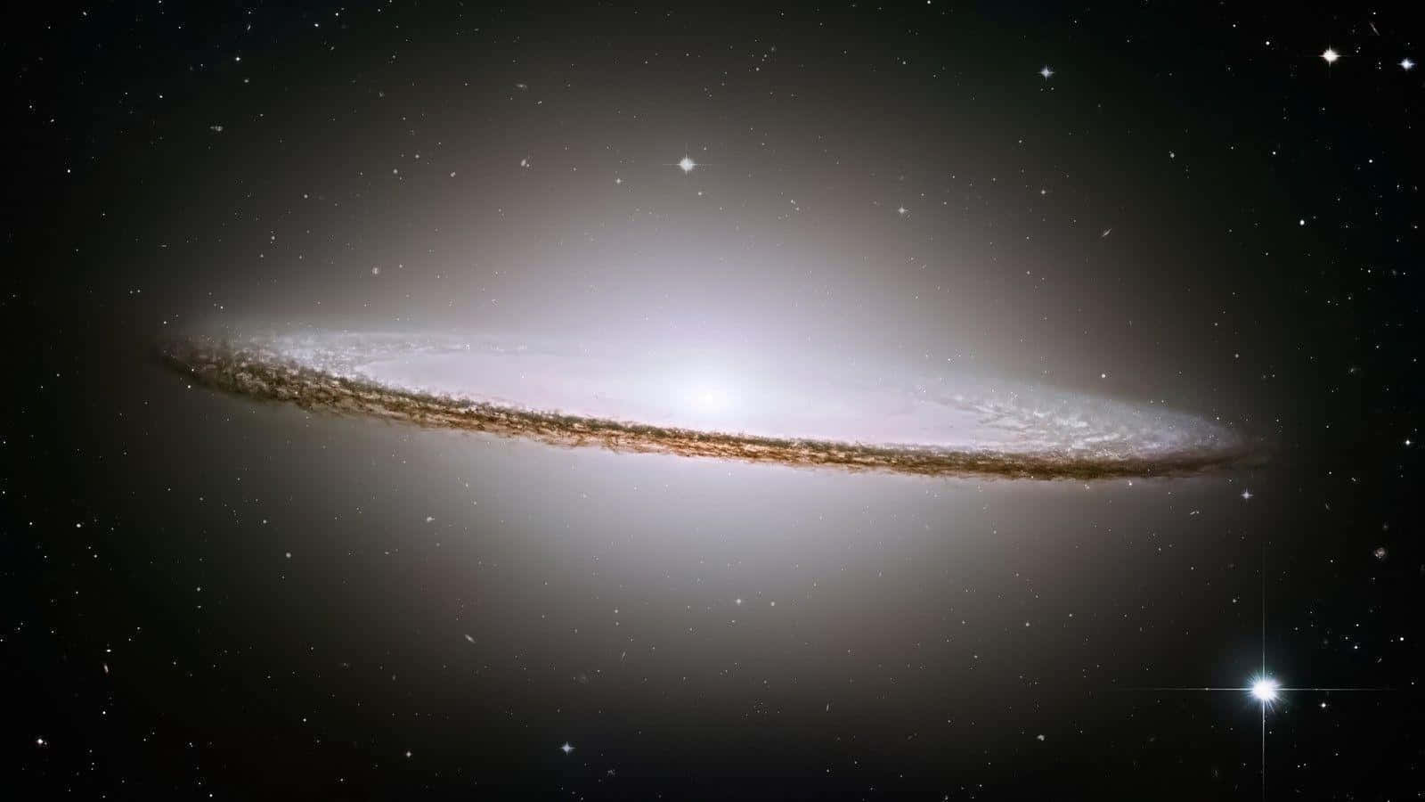 Spiral Galaxy 桌布 壁紙 — 一個宏偉的螺旋星系，明亮的核心和旋轉的臂在星空背景下閃耀。