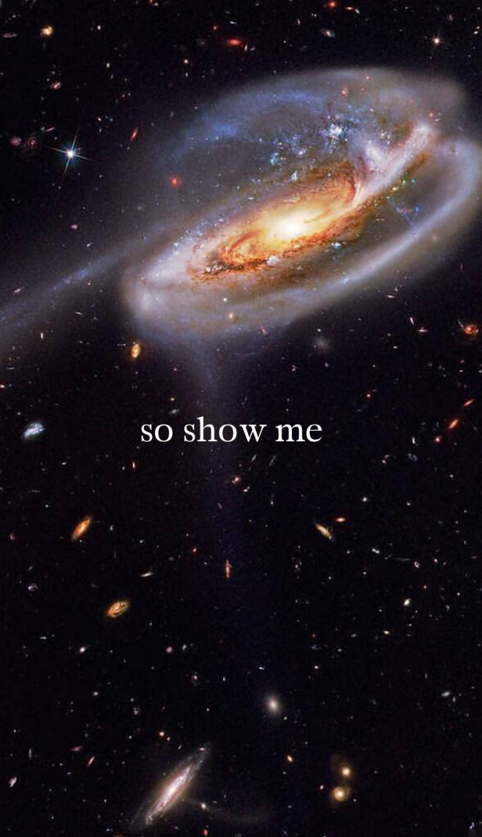 銀河 桌布 壁紙 — 一個宏偉的螺旋星系在星空中閃耀著金色和藍色的色調，並帶有文字 so show me。