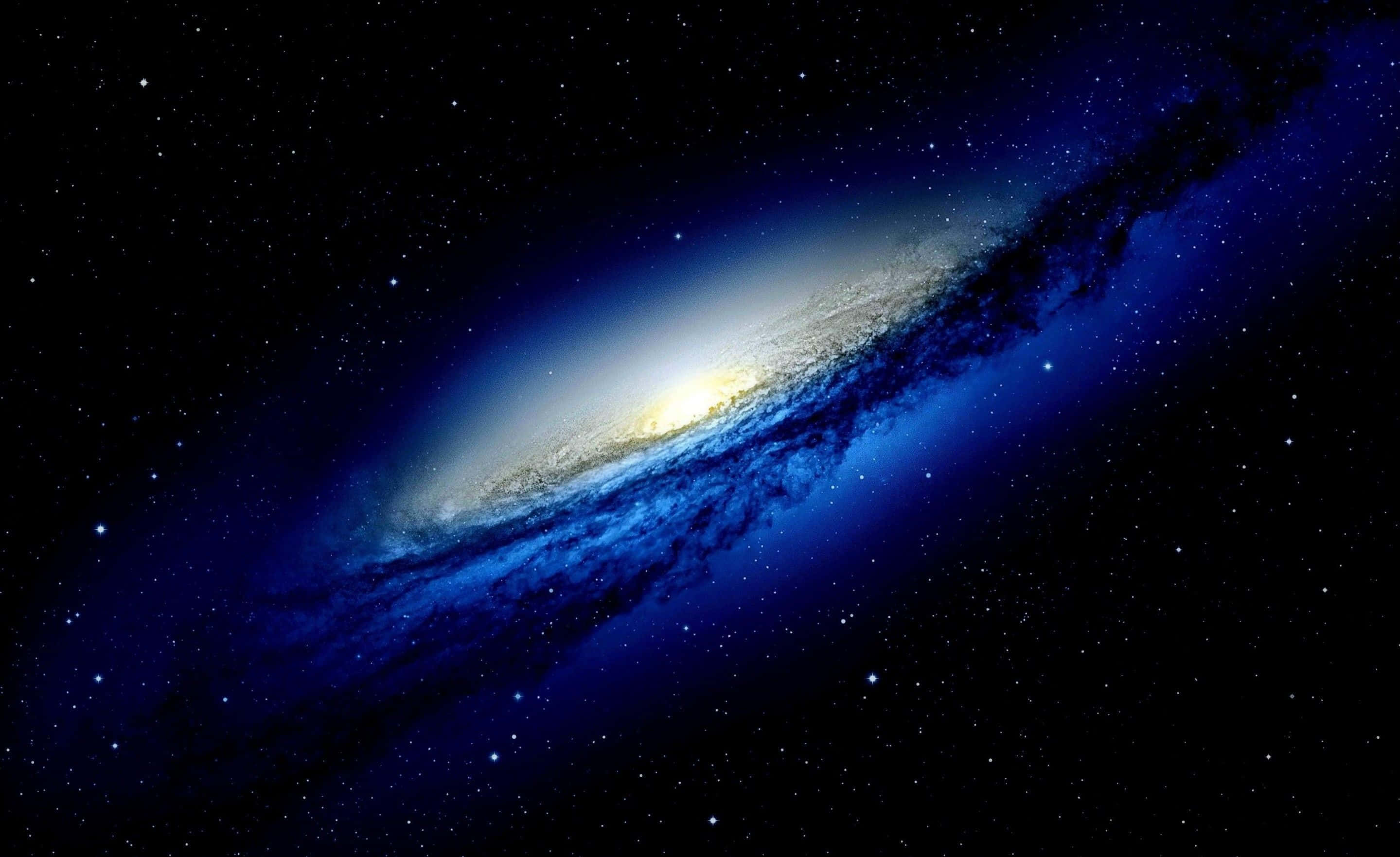 Dark Galaxy 桌布 壁紙 — 一個宏偉的螺旋星系在深空的星場中發出藍色和黃色的光芒。