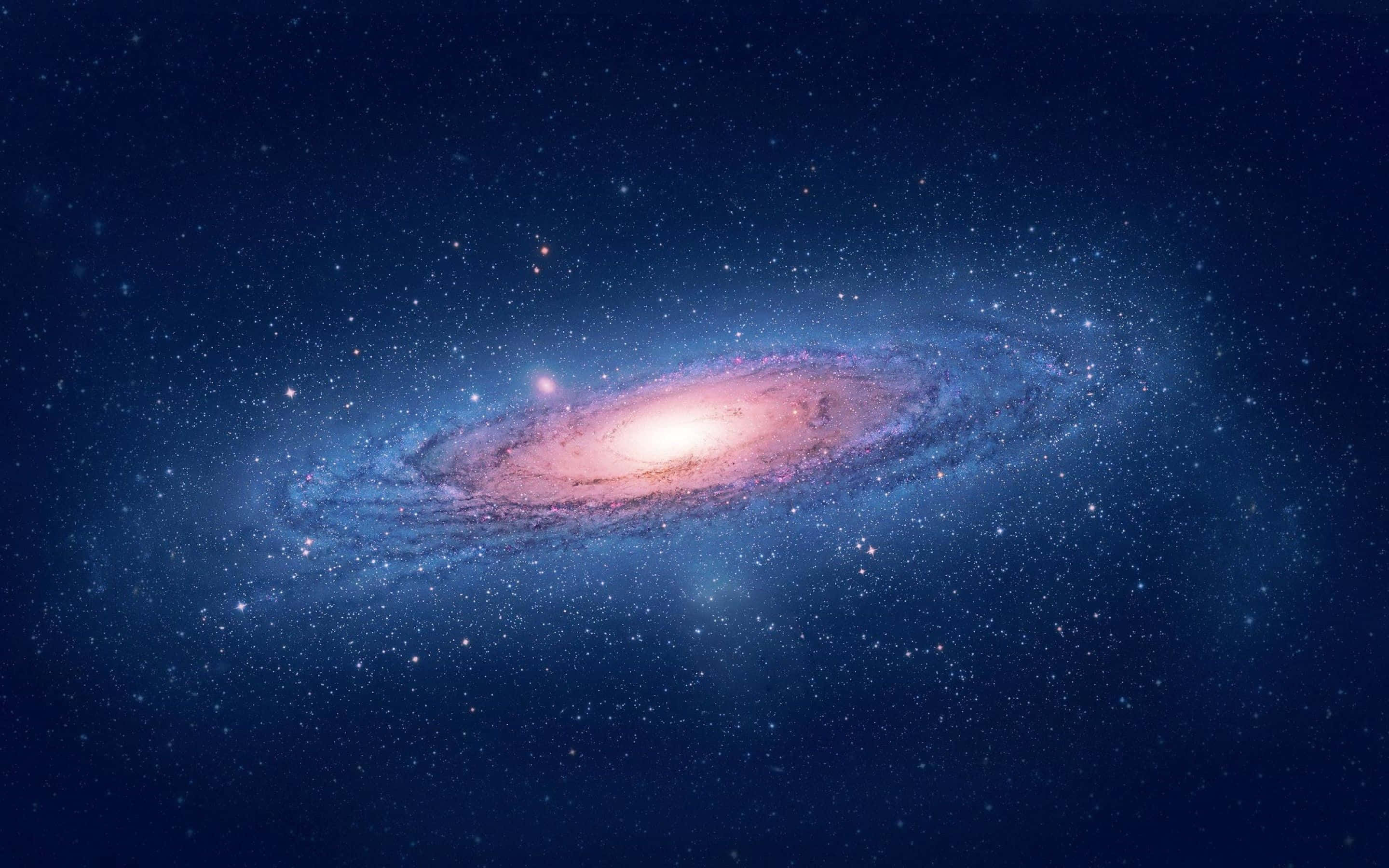 Space Galaxy 桌布 壁紙 — 一個宏偉的螺旋星系在深空的星場中散發出粉紅色和藍色的色調。