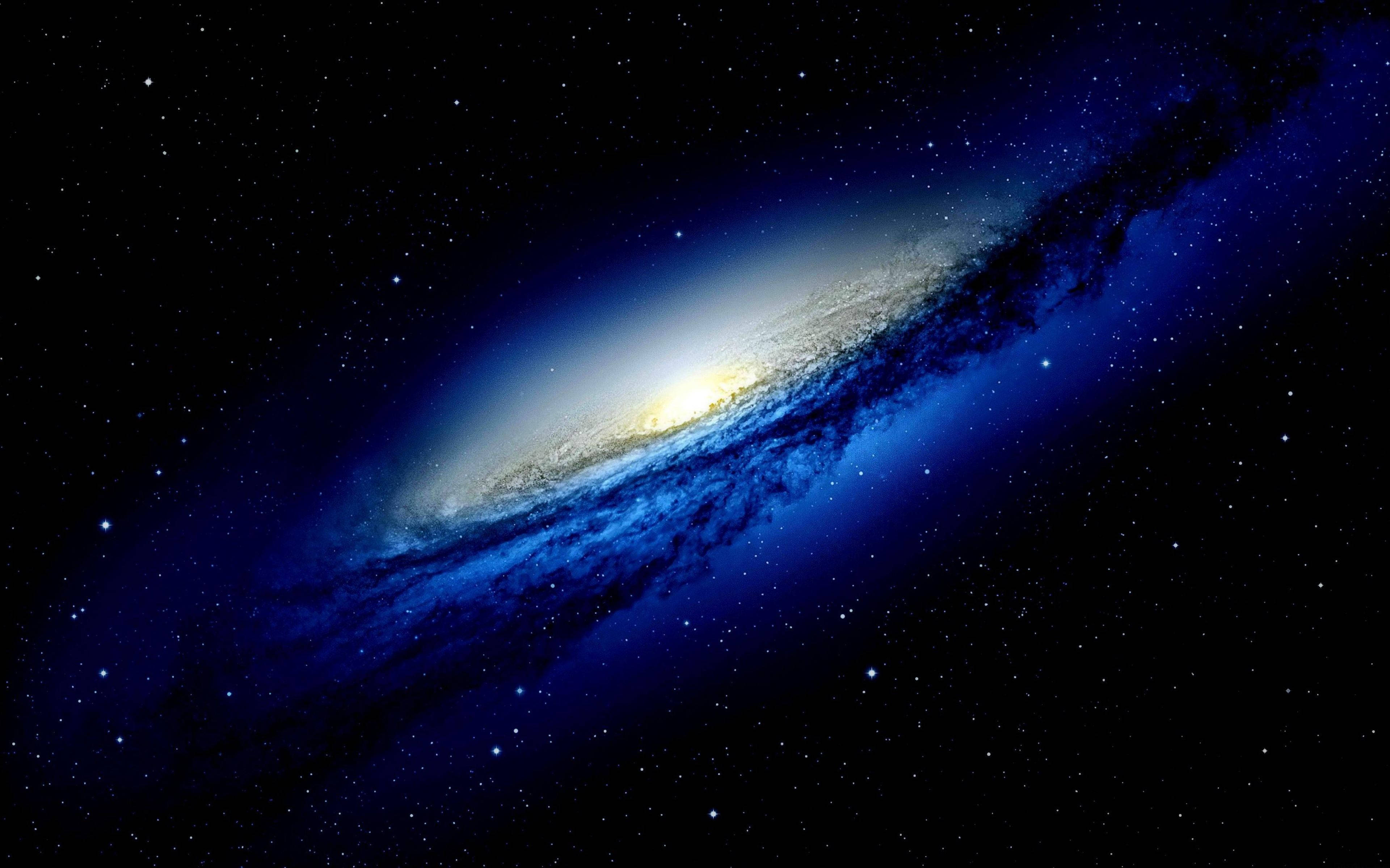 4K ultra HD galaxy 桌布 壁紙 — 一個宏偉的螺旋星系在繁星點點的宇宙虛空中散發著鮮豔的藍色和白色色調。