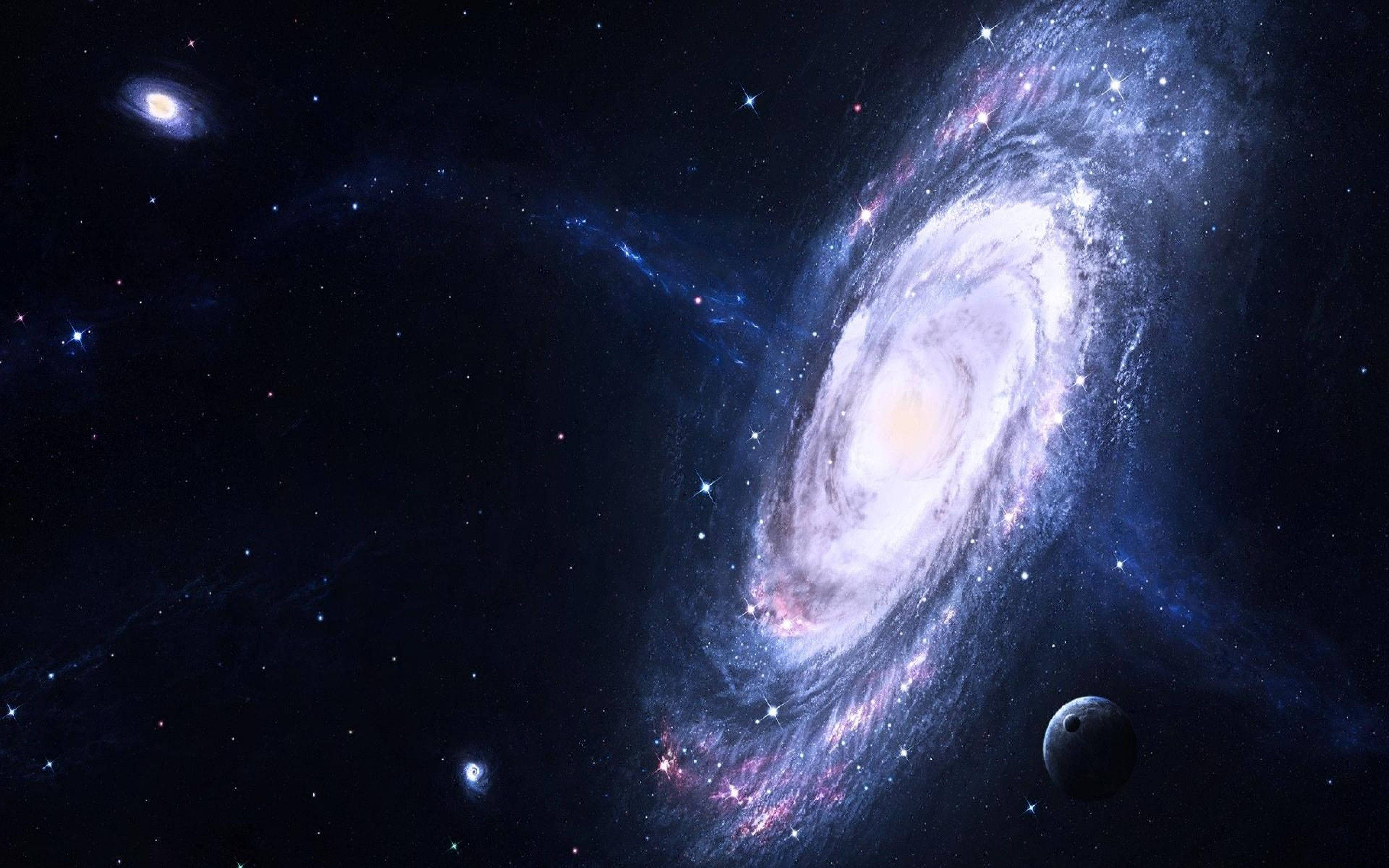 外太空 桌布 壁紙 — 一個宏偉的螺旋星系旋轉著發光的旋臂，背景是星場，附近有一顆黑暗行星。