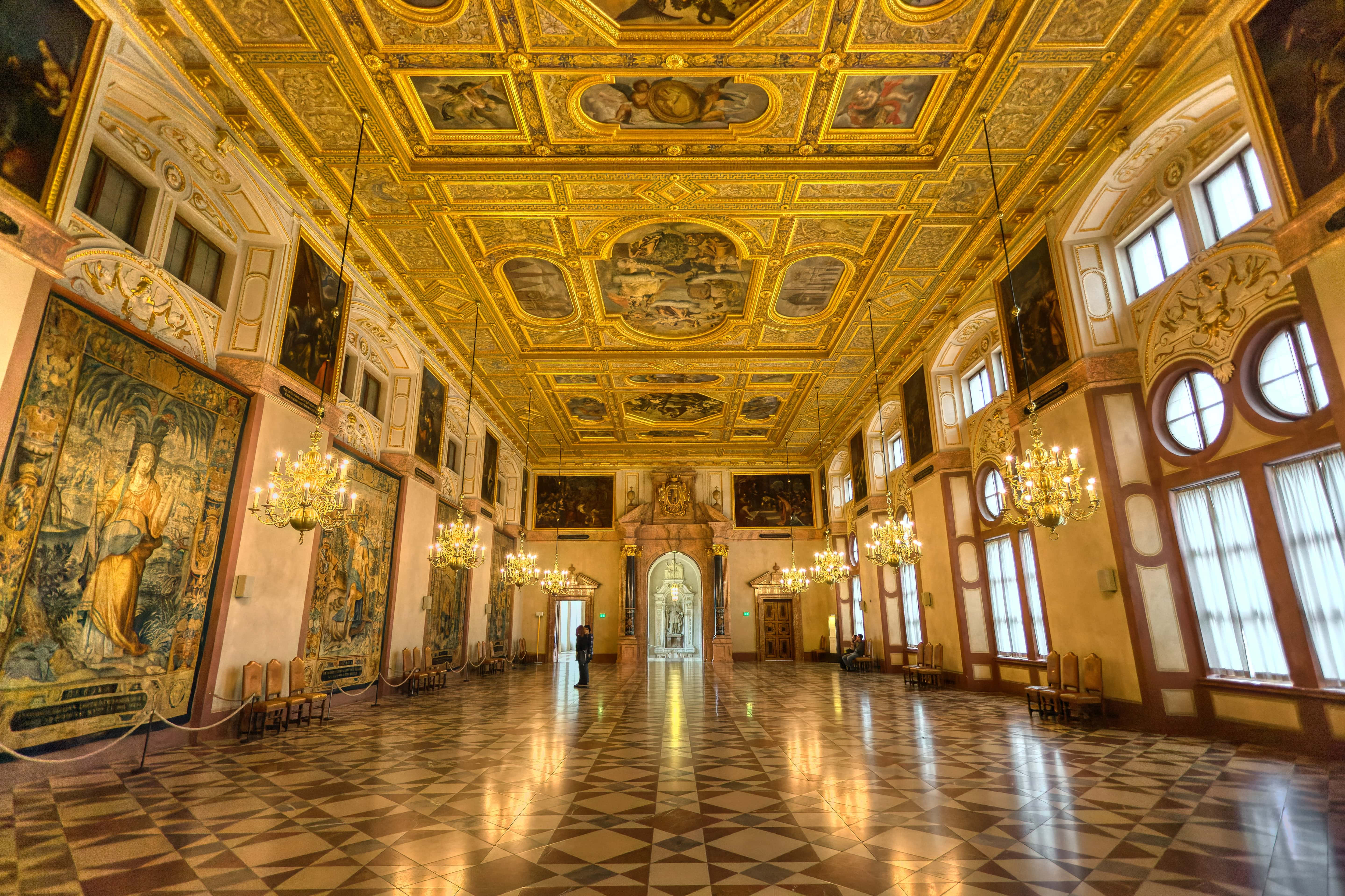 Ballroom 桌布 壁紙 — 一個宏偉華麗的宮殿大廳，擁有金色天花板壁畫、水晶吊燈和棋盤格大理石地板，沐浴在自然光中。