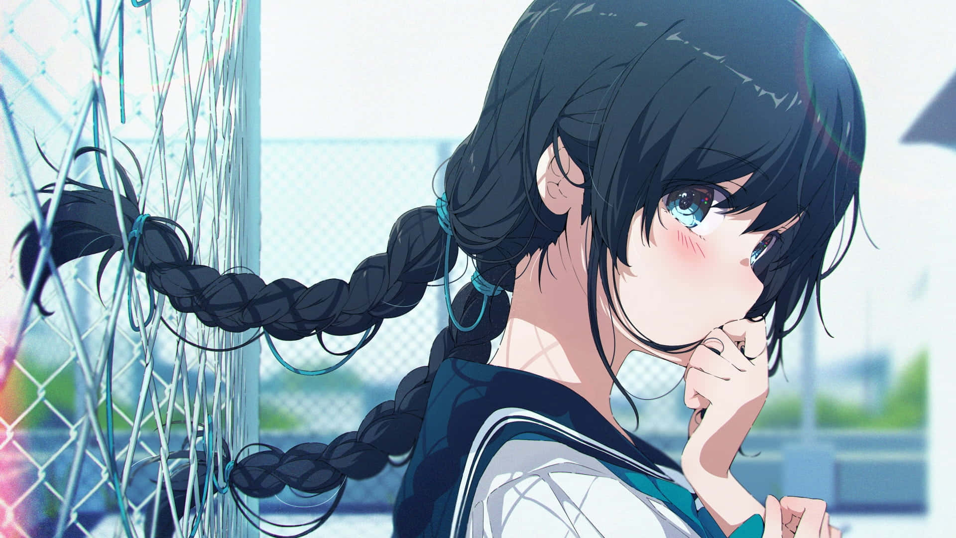 Anime Girl Aesthetic 桌布 壁紙 — 一個害羞的動漫女孩，編著黑色辮子，藍色眼睛，在柔和日光中透過鐵絲網窺視。