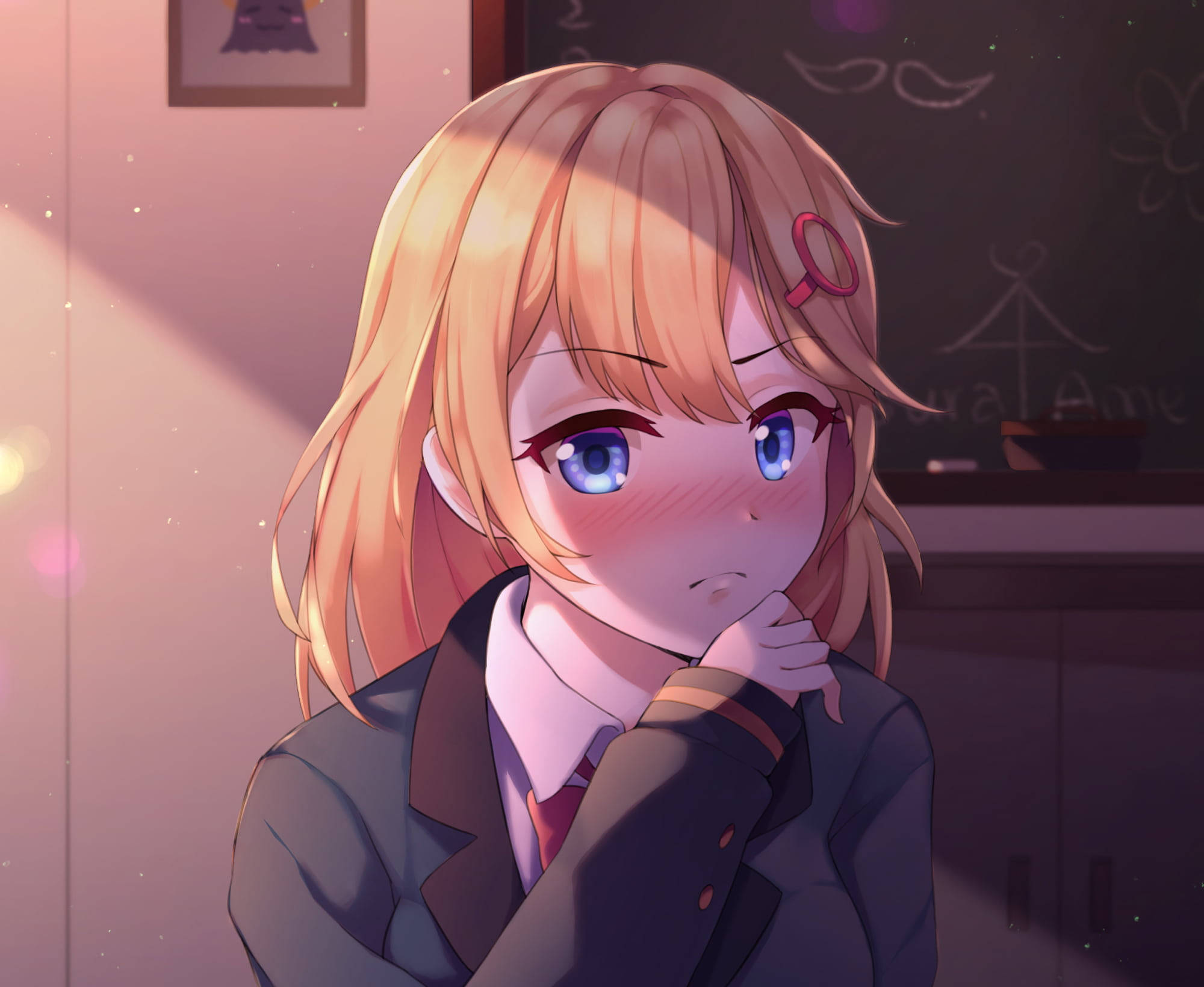 Amelia 桌布 壁紙 — 一個害羞的動漫女孩，金髮藍眼，在溫暖的燈光房間裡，手托著下巴臉紅。