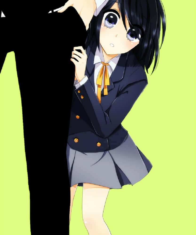 Akane Awakusu 桌布 壁紙 — 一個害羞的動漫女孩穿著校服，在明亮的萊姆綠色背景前，從一個黑色剪影後面探出頭來。