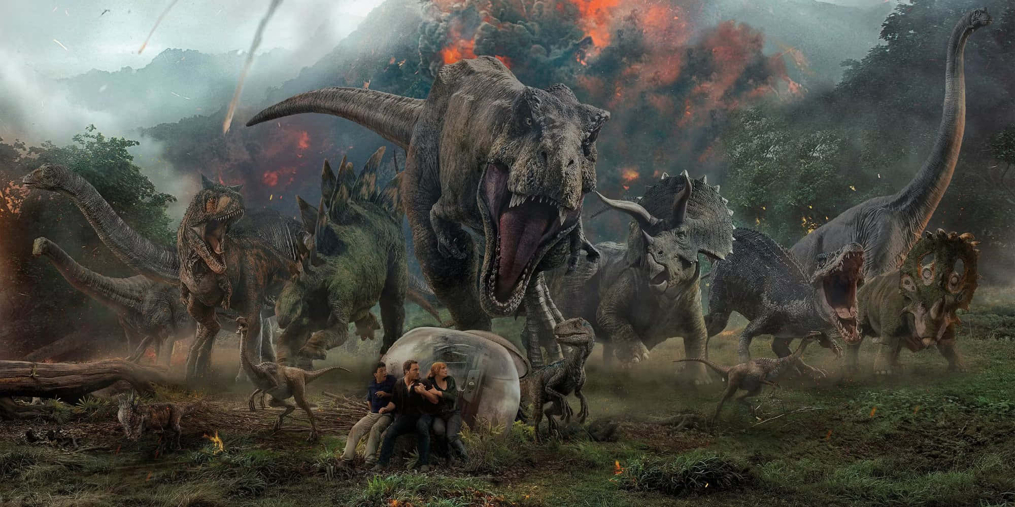 Jurassic World 桌布 壁紙 — 一個家庭在火山爆發期間，一群咆哮的恐龍衝過熾熱的叢林，他們嚇得蹲下身子。