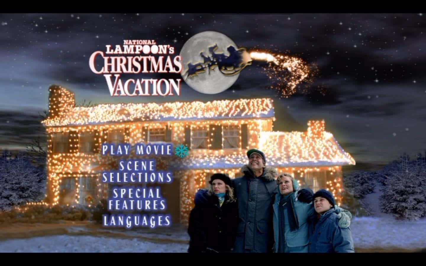 Christmas Vacation 桌布 壁紙 — 一個家庭站在被雪覆蓋的房子前，房子華麗地裝飾著閃爍的聖誕燈飾，在繁星點點的夜空下，聖誕老人的雪橇在月亮上空飛翔。