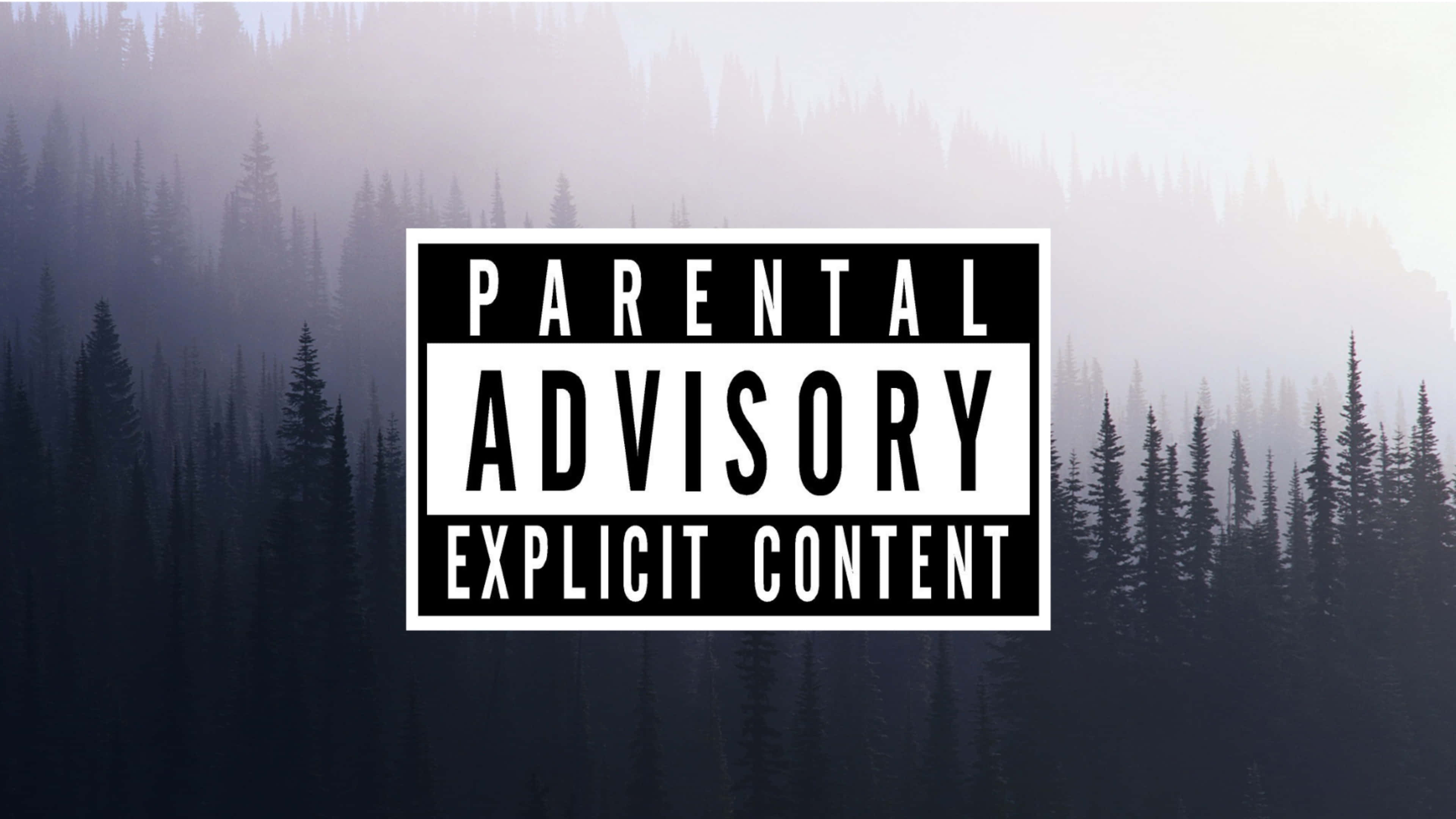 Content 桌布 壁紙 — 一個家長指引的明確內容標籤，置中於一片霧氣瀰漫的森林上，深色松樹逐漸消失在霧中。