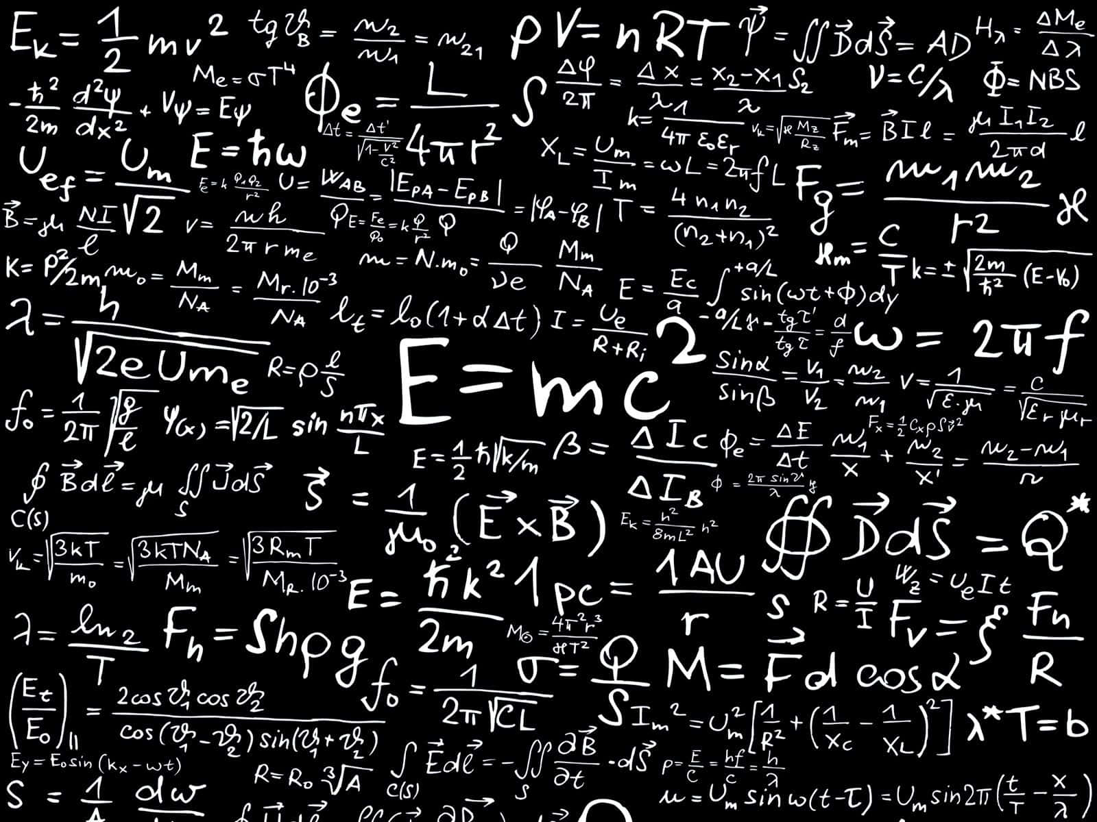 Physics 桌布 壁紙 — 一個密密麻麻的黑板，上面充滿了混亂的白色粉筆物理和數學方程式，包括 E 等於 mc 平方。