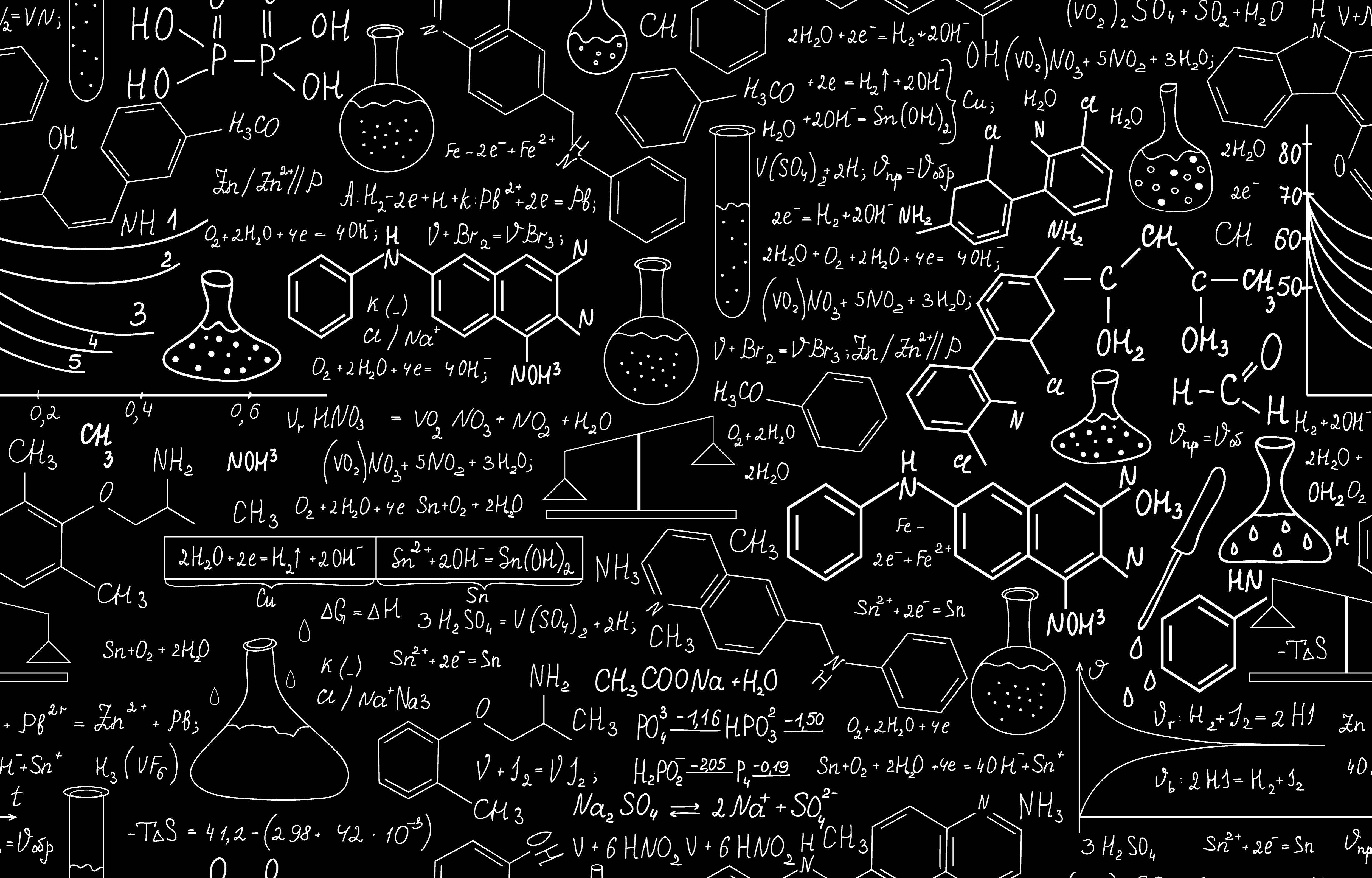 科學 桌布 壁紙 — 一個密密麻麻的黑板，充滿了色彩繽紛的化學公式、方程式和實驗室玻璃器皿插圖。
