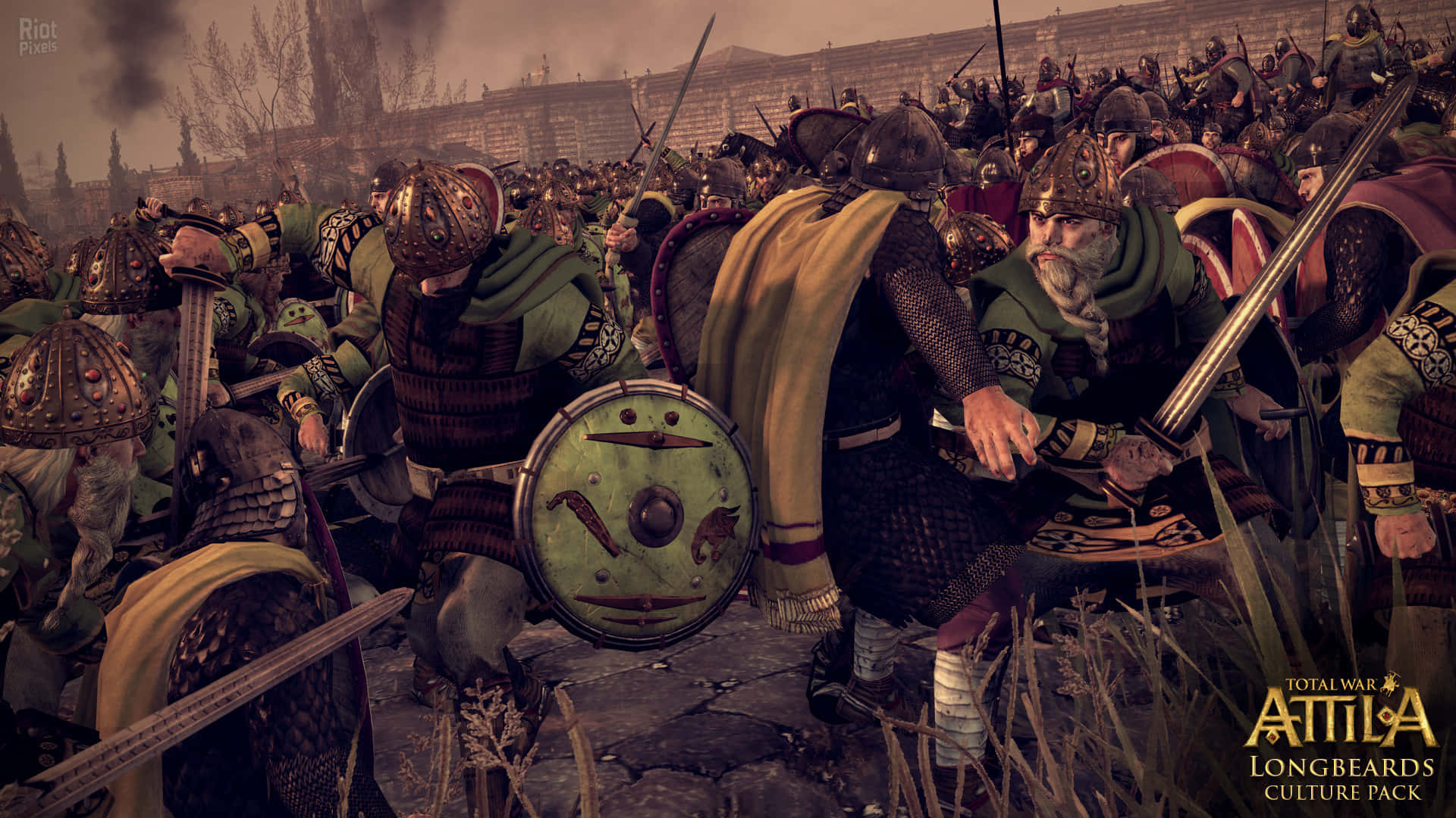 Total War Attila 桌布 壁紙 — 一個密集的中世紀戰場場景，身穿綠色和棕色裝備的裝甲戰士在煙霧瀰漫的天空下用劍和盾牌交戰。